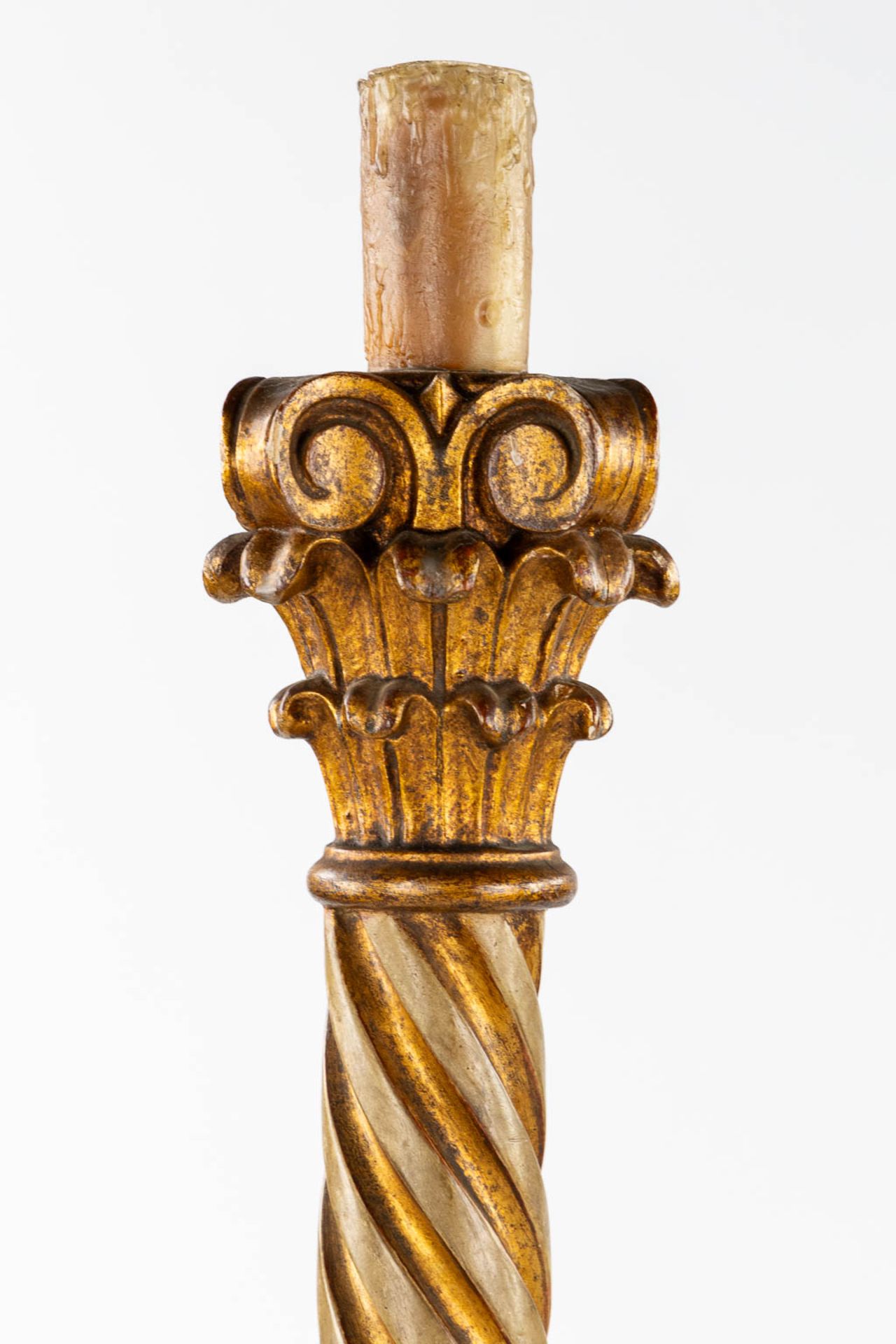 A pair of standing lamps, sculptured and patinated wood. Circa 1900. (H:144 cm) - Bild 6 aus 10