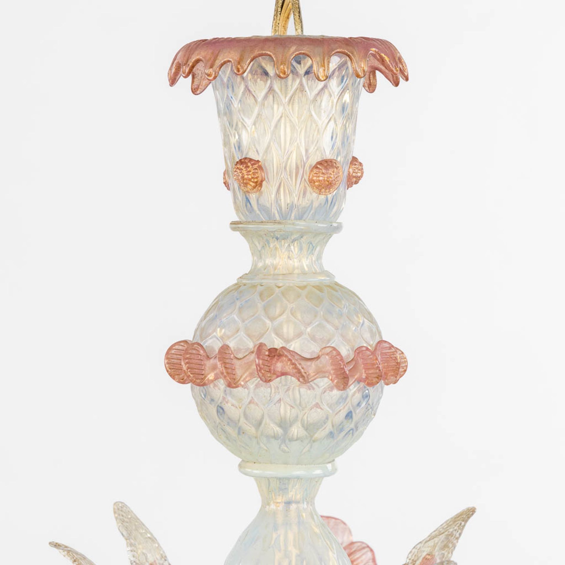 A decorative Venetian glass chandelier, red and white glass. 20th C. (H:70 x D:54 cm) - Image 4 of 12