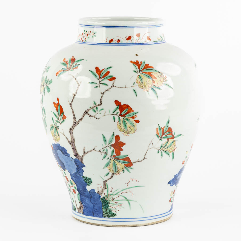 A Chinese pot, Wuchai decorated with growing fruits and blossoms. (H:31 x D:25 cm) - Image 5 of 11