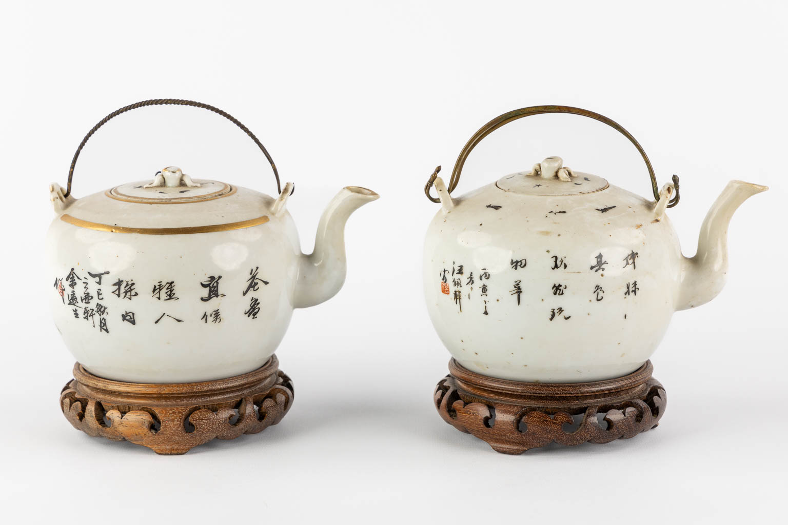 Two Chinese teapots, decorated with figurines. (L:13 x W:17,5 x H:10 cm) - Image 5 of 14