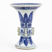 A Chinese Beaker vase, blue-white, Kangxi or Yongzheng period. (H:20 x D:15,5 cm)