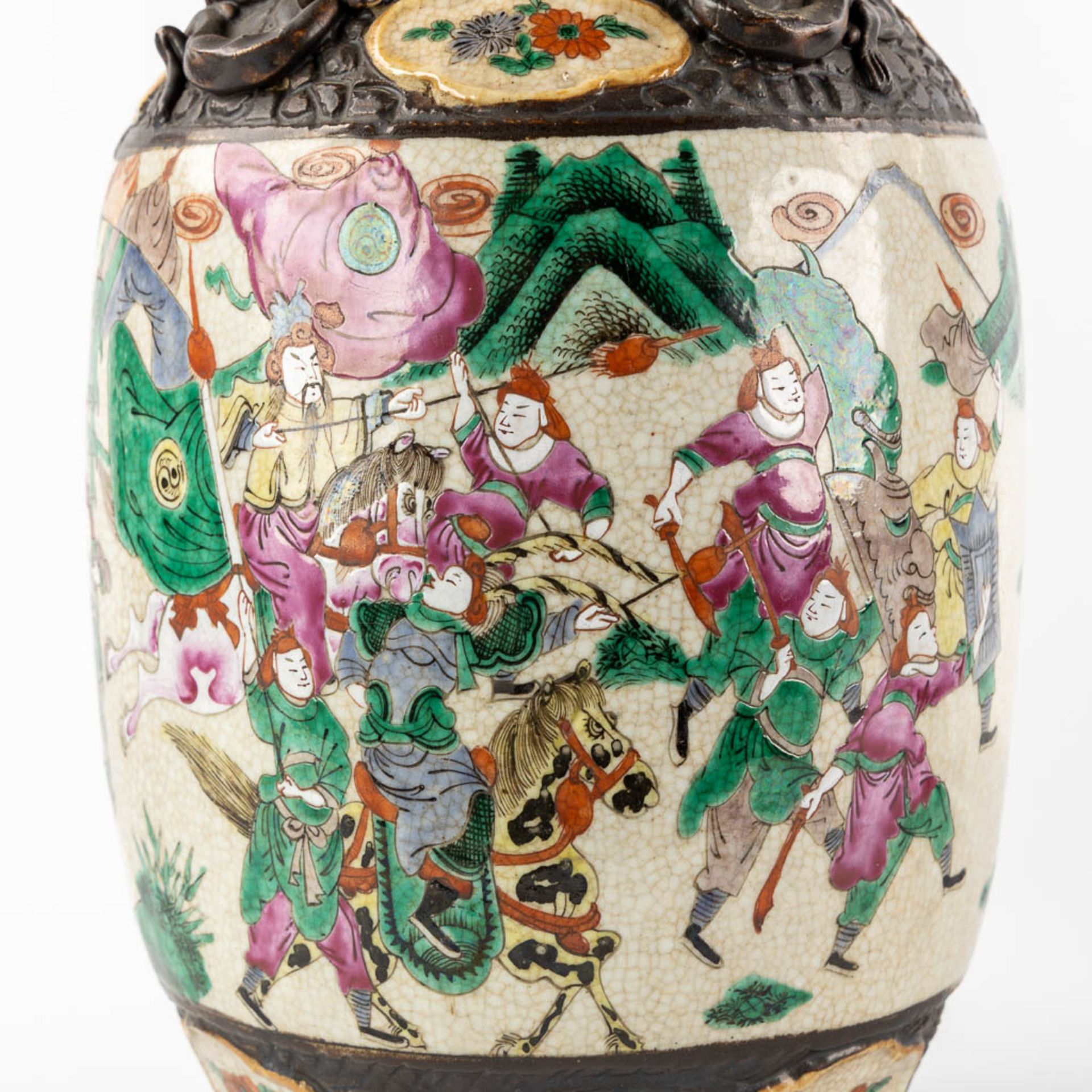 A pair of Chinese Nanking vases, decorated with battle scènes. (H:44 x D:20 cm) - Image 13 of 13