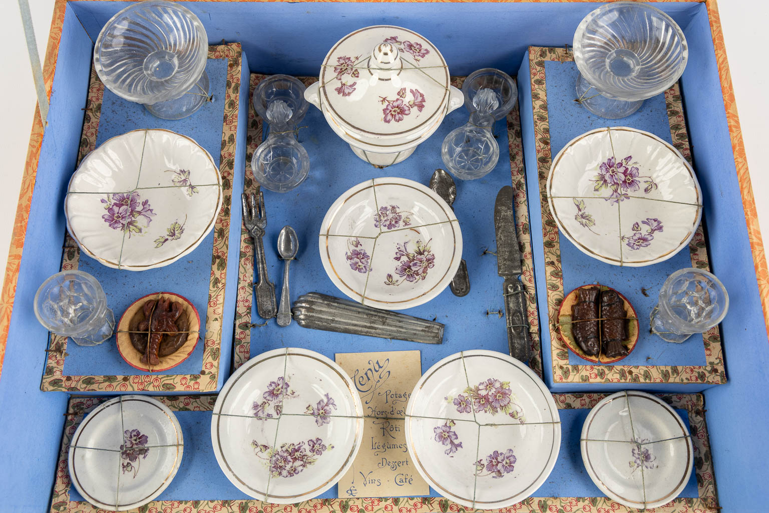 A children's porcelain service and flatware, 'Dinette', in the original box. (L:28 x W:36 x H:12 cm) - Image 6 of 10