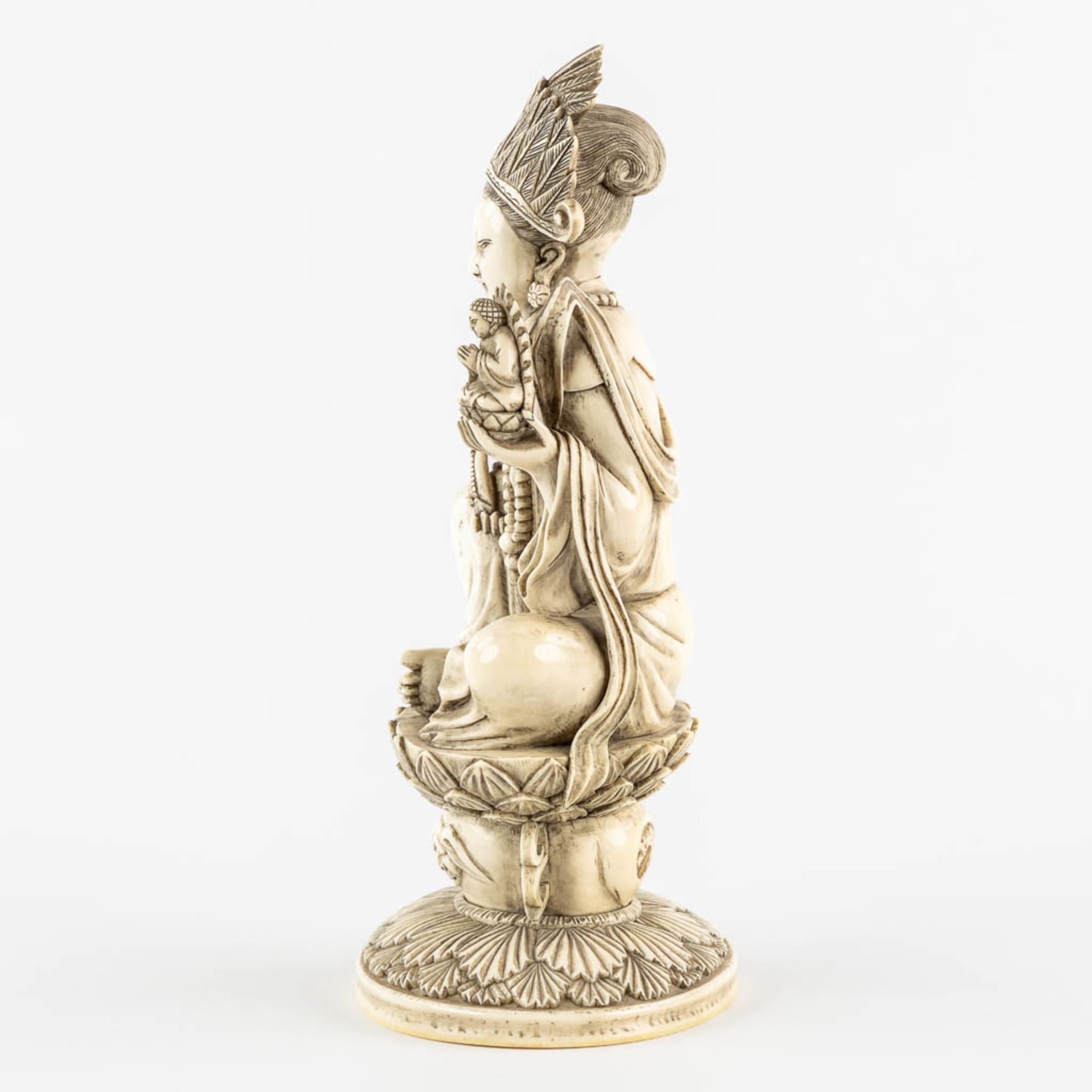 A Chinese Buddha holding a Ruyi and Buddha, sculptured ivory. Circa 1900. (L:10,5 x W:12,5 x H:25,5  - Bild 4 aus 11