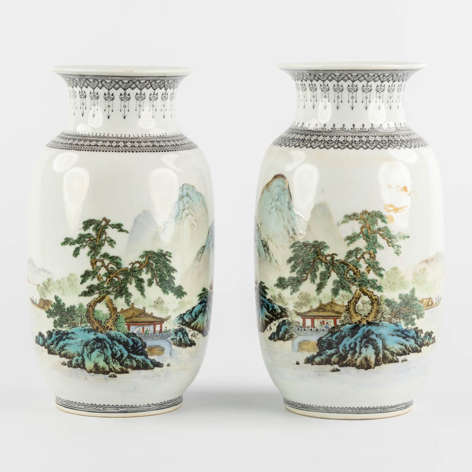 A pair of Chinese vases with a mountain landscape, 20th C. (H:24 x D:14 cm)