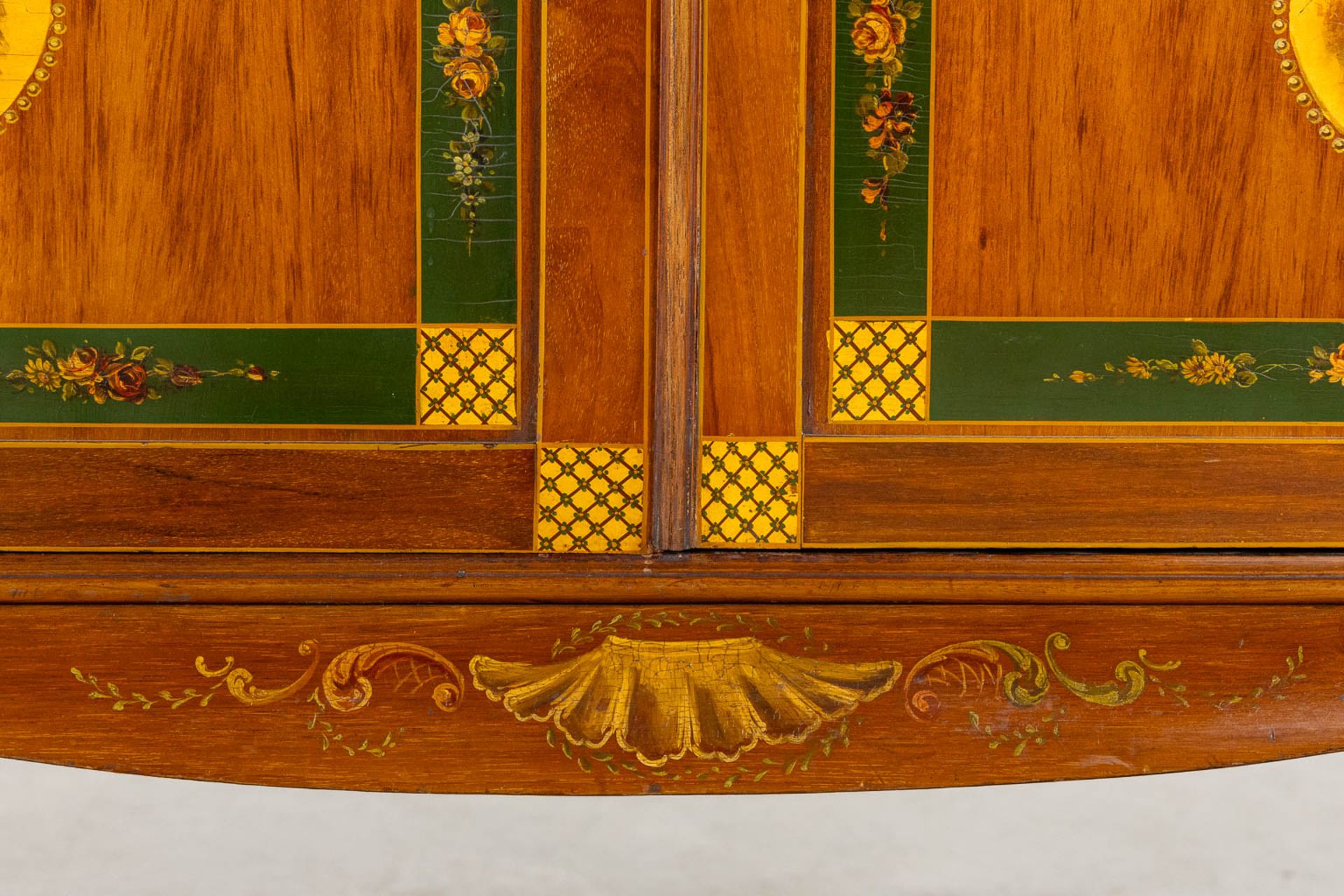 An attractive English display cabinet, hand-painted decors. Circa 1920. (L:39 x W:124 x H:210 cm) - Bild 7 aus 13