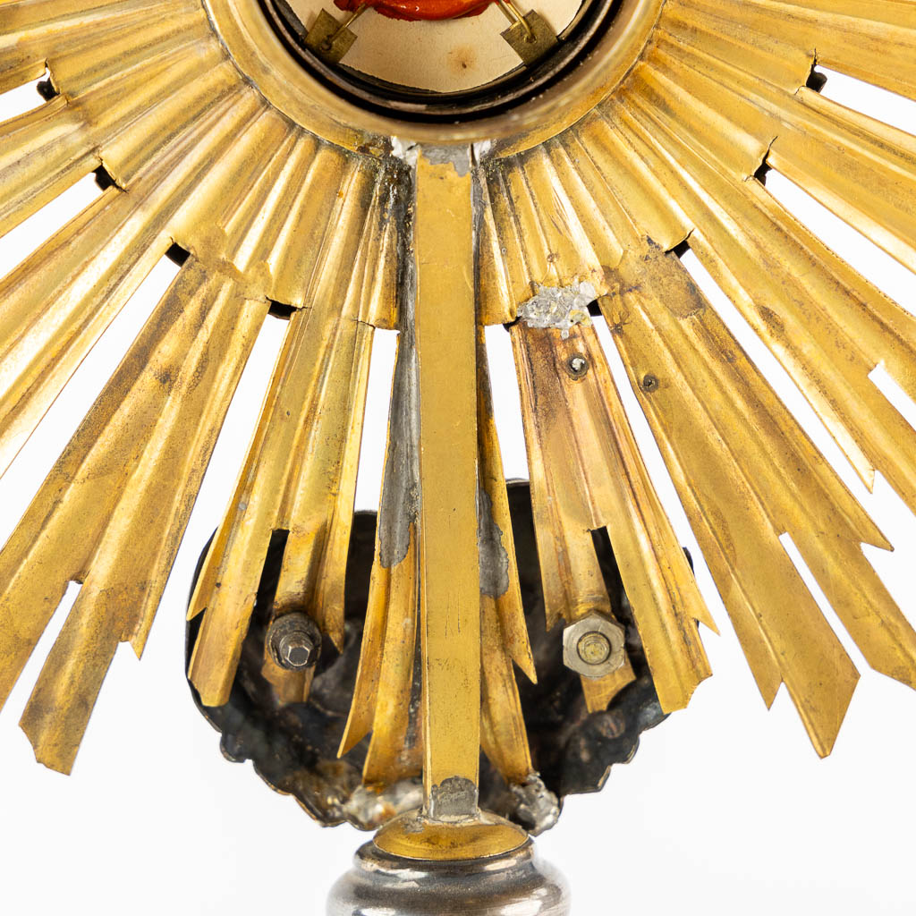 A small sunburst monstrance with a relic for the 'True Cross'. (L:10 x W:17,5 x H:30,5 cm) - Image 11 of 12