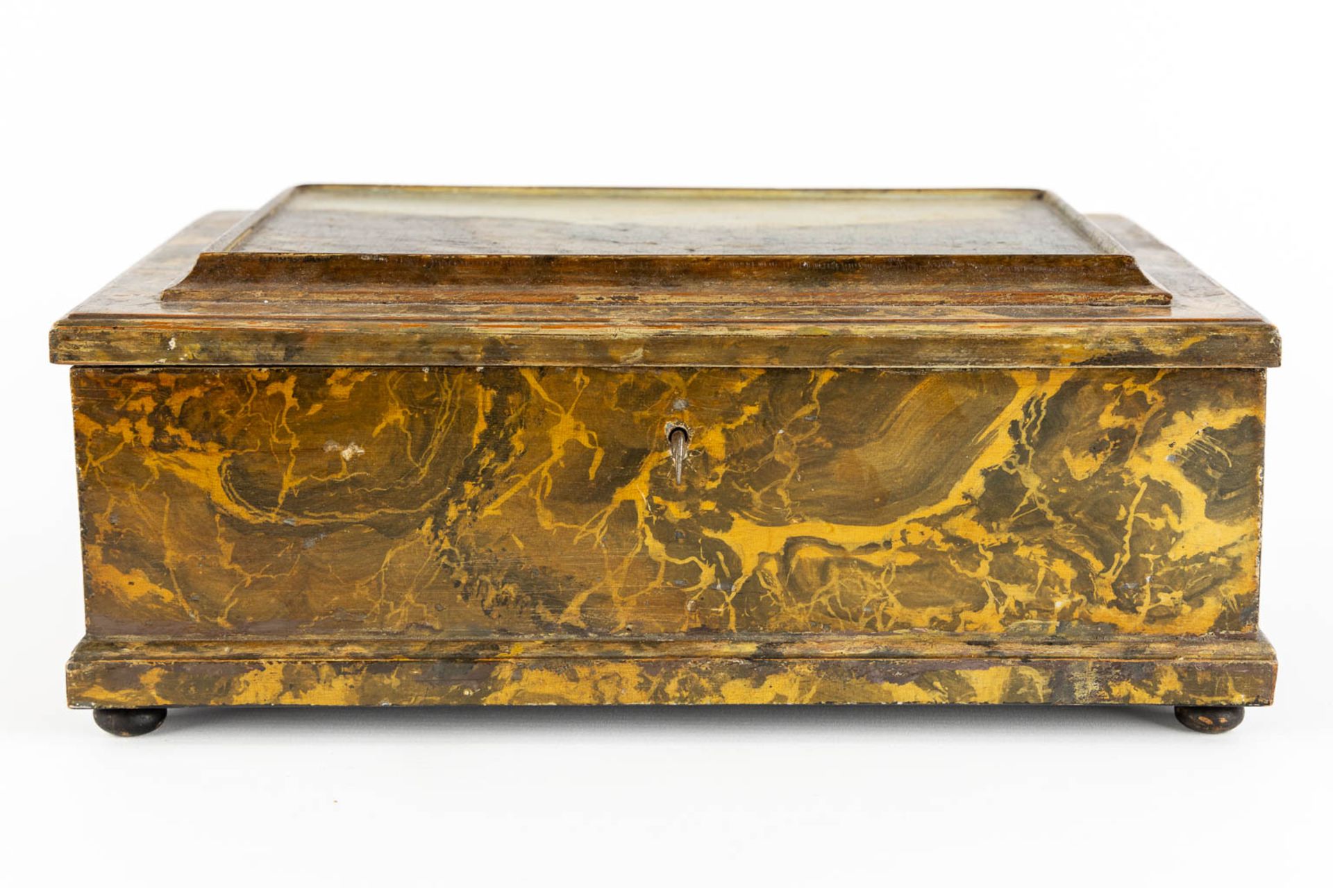 A sewing box with a small painting and accessories. (L:22 x W:30 x H:12 cm) - Image 3 of 9