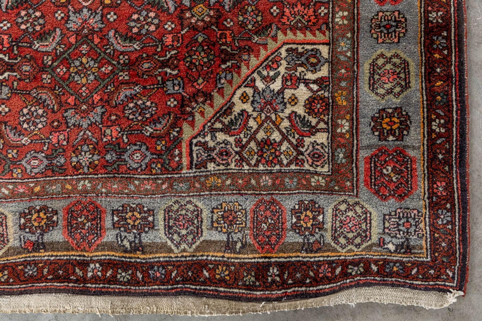 An Oriental hand-made carpet, Hamadan. (L:197 x W:127 cm) - Image 4 of 8