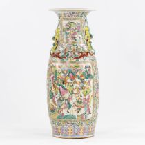 A very large Chinese Famille Rose vase, decorated with figurines (crack). (H:91 x D:38 cm)