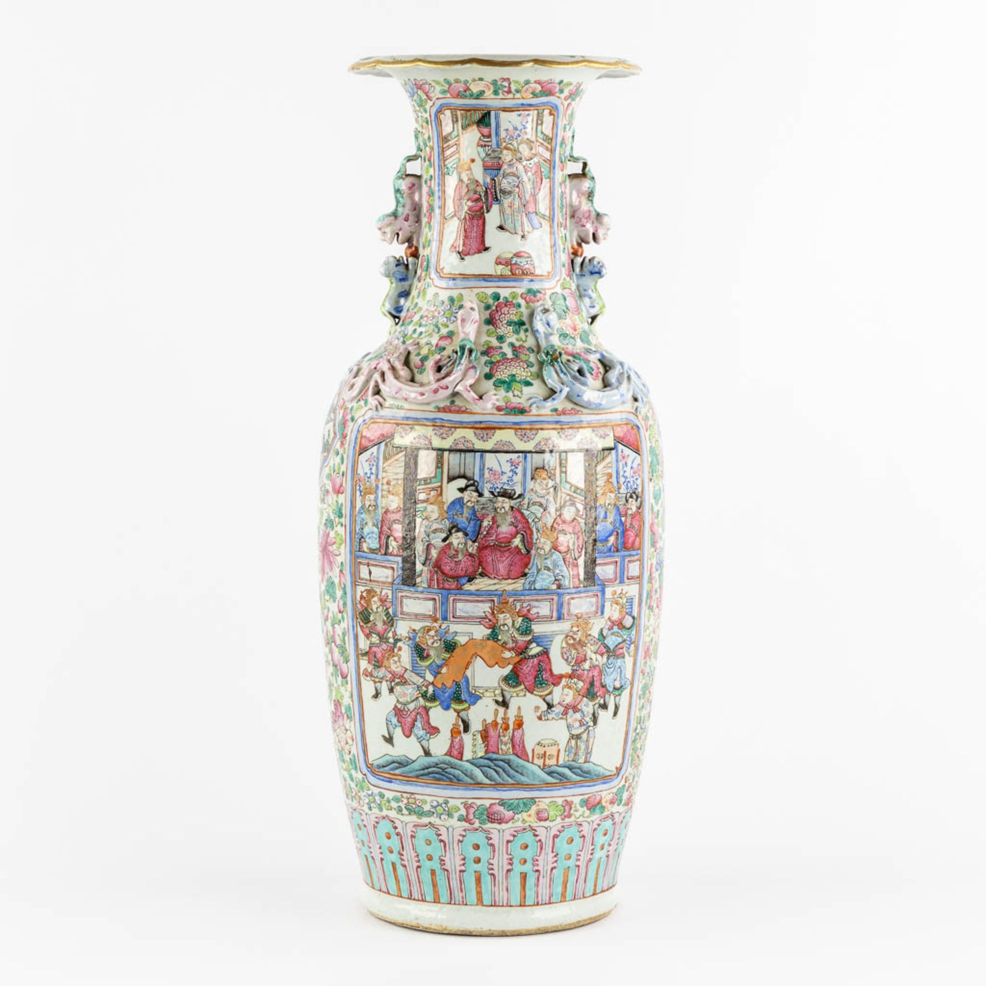 A Chinese Famille Rose vase decorated with figurines. (H:63,5 x D:23 cm) - Bild 5 aus 13