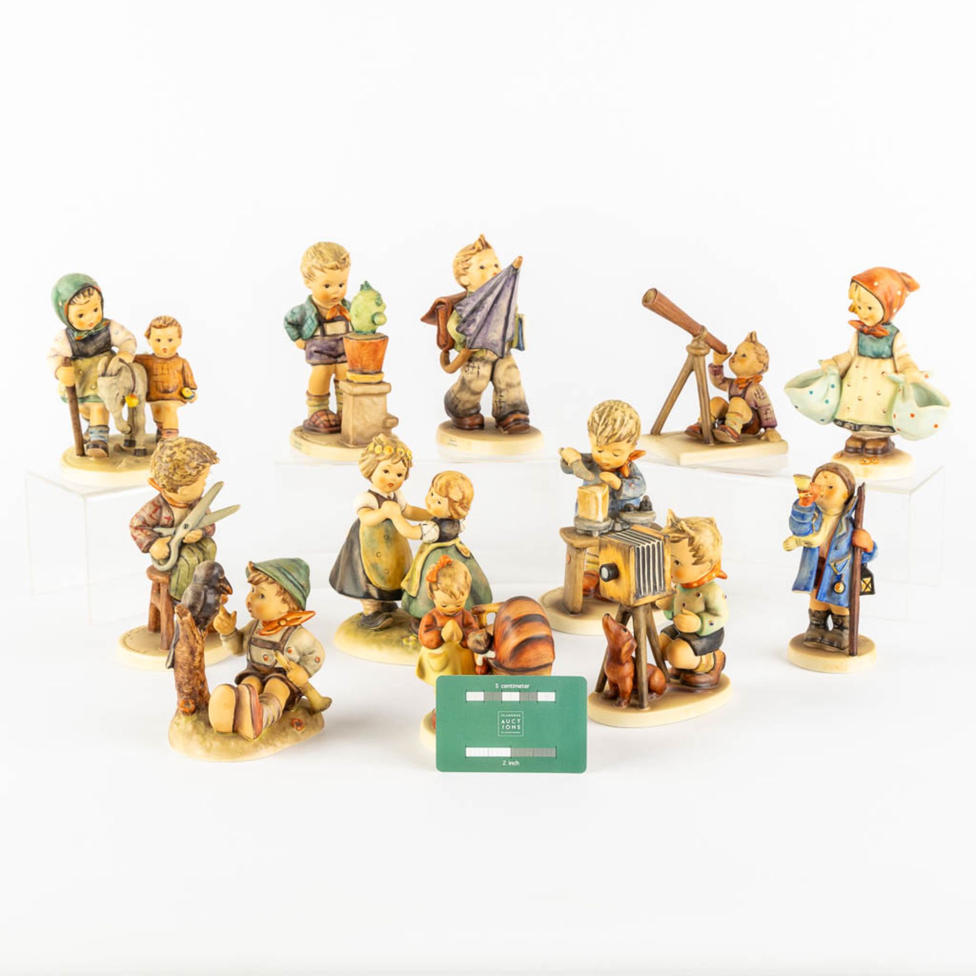 Hummel, 12 figurines, polychrome porcelain. (H:15,5 cm) - Bild 2 aus 9