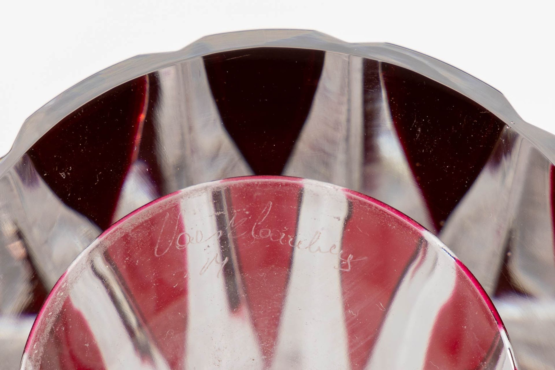Val Saint Lambert, five vases and a bowl. Cut and coloured crystal. (H:30 x D:13 cm) - Bild 15 aus 18