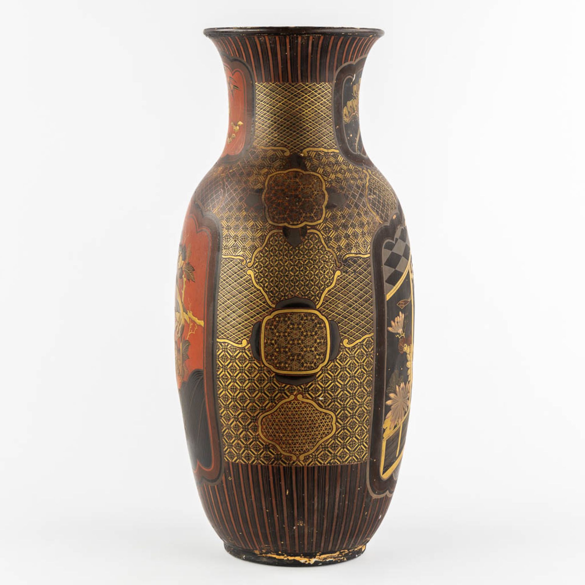 A Japanese porcelain vase, finished with red and gold lacquer. Meij period. (H:61 x D:27 cm) - Bild 6 aus 14