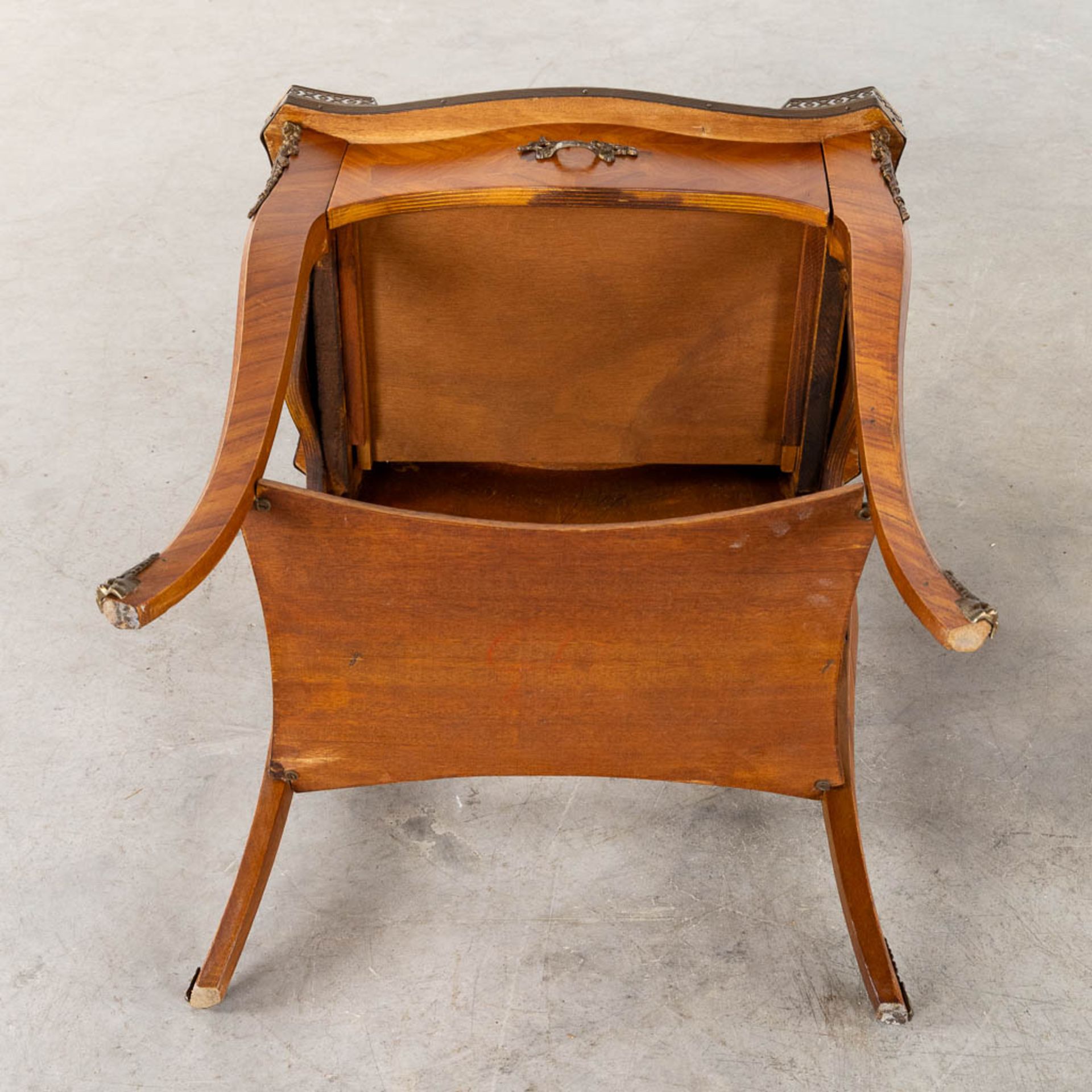 A pair of side tables, marquetry inlay and mounted with bronze. (L:37 x W:51 x H:65 cm) - Bild 10 aus 13