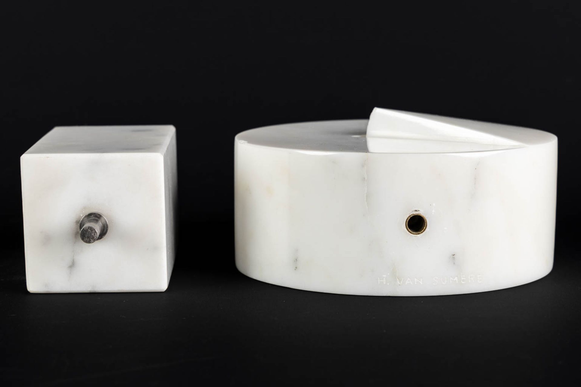 Hilde VAN SUMERE (1932-2013) 'Knipoog' Carrara marble. (L:7,5 x W:16 x H:28,5 cm) - Image 7 of 11