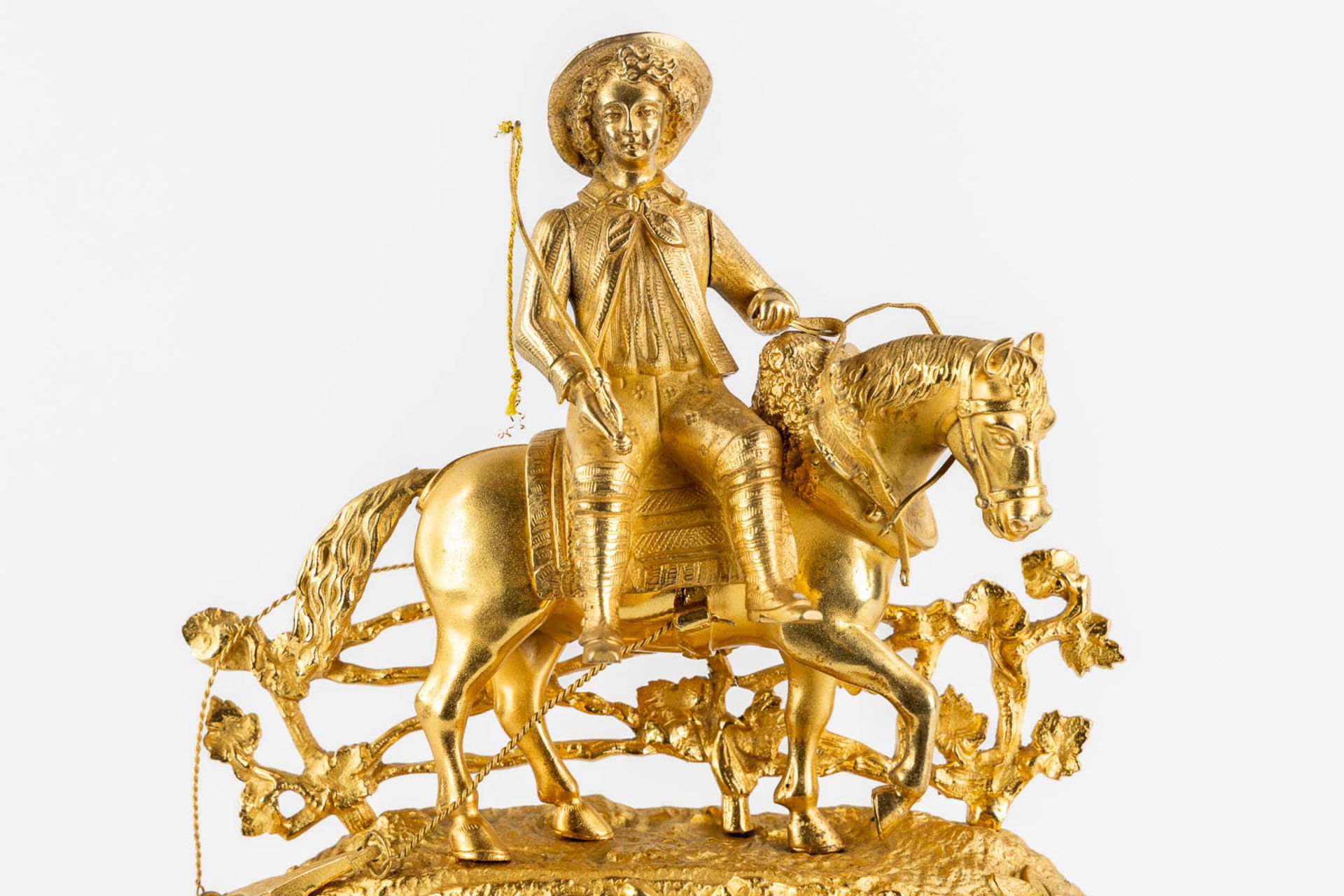 A mantle clock with a 'Horse Rider', gilt bronze. France, 19th C. (L:11,5 x W:38 x H:37 cm) - Image 8 of 12