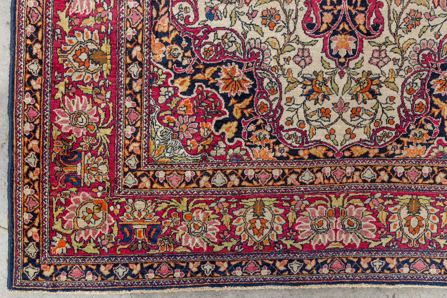 An Oriental hand-made carpet, Isfahan/Isphahan. (L:225 x W:145 cm) - Image 3 of 7