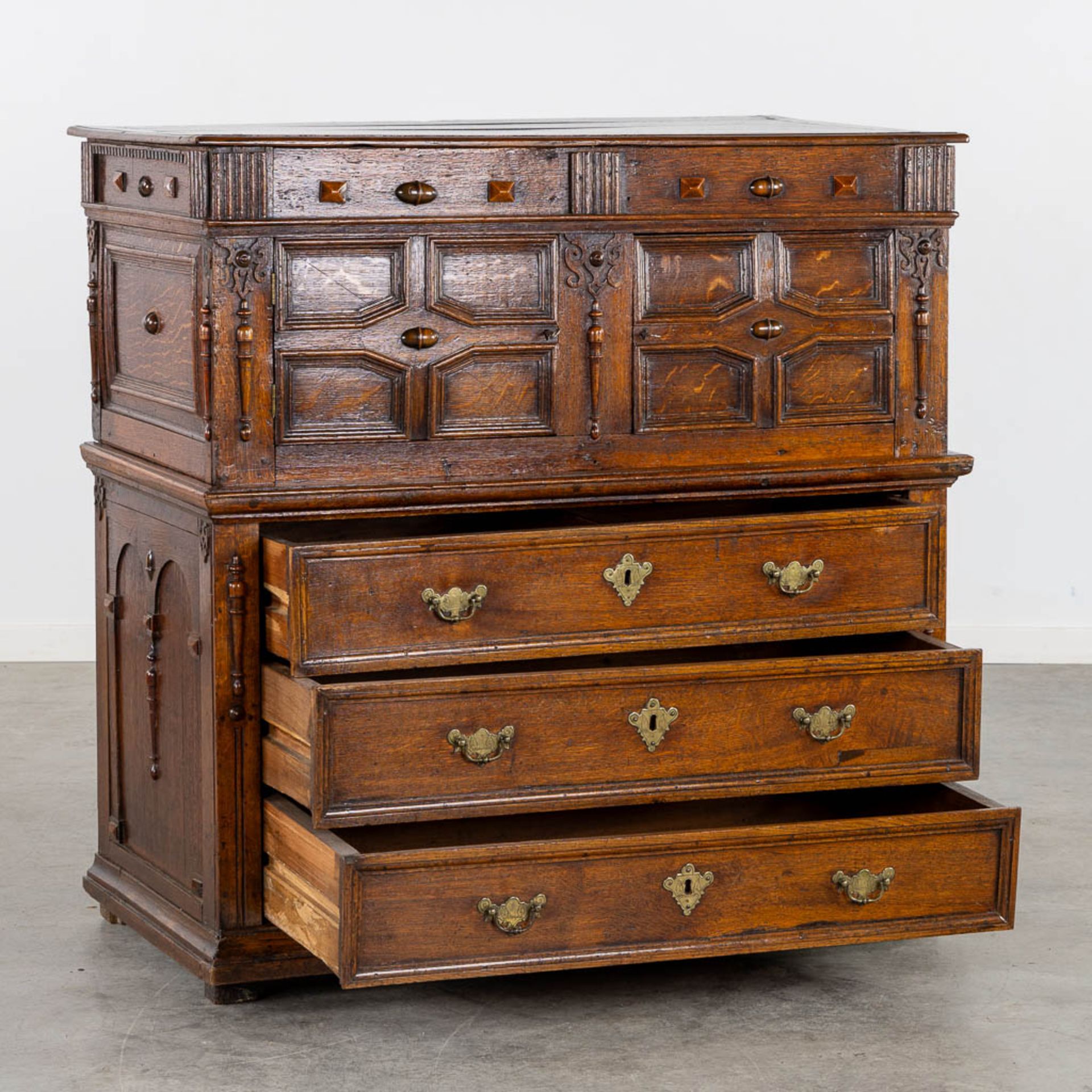 An antique commode, doors and drawers. Sculptured oak, 18th C. (L:55 x W:108 x H:109 cm) - Bild 4 aus 14