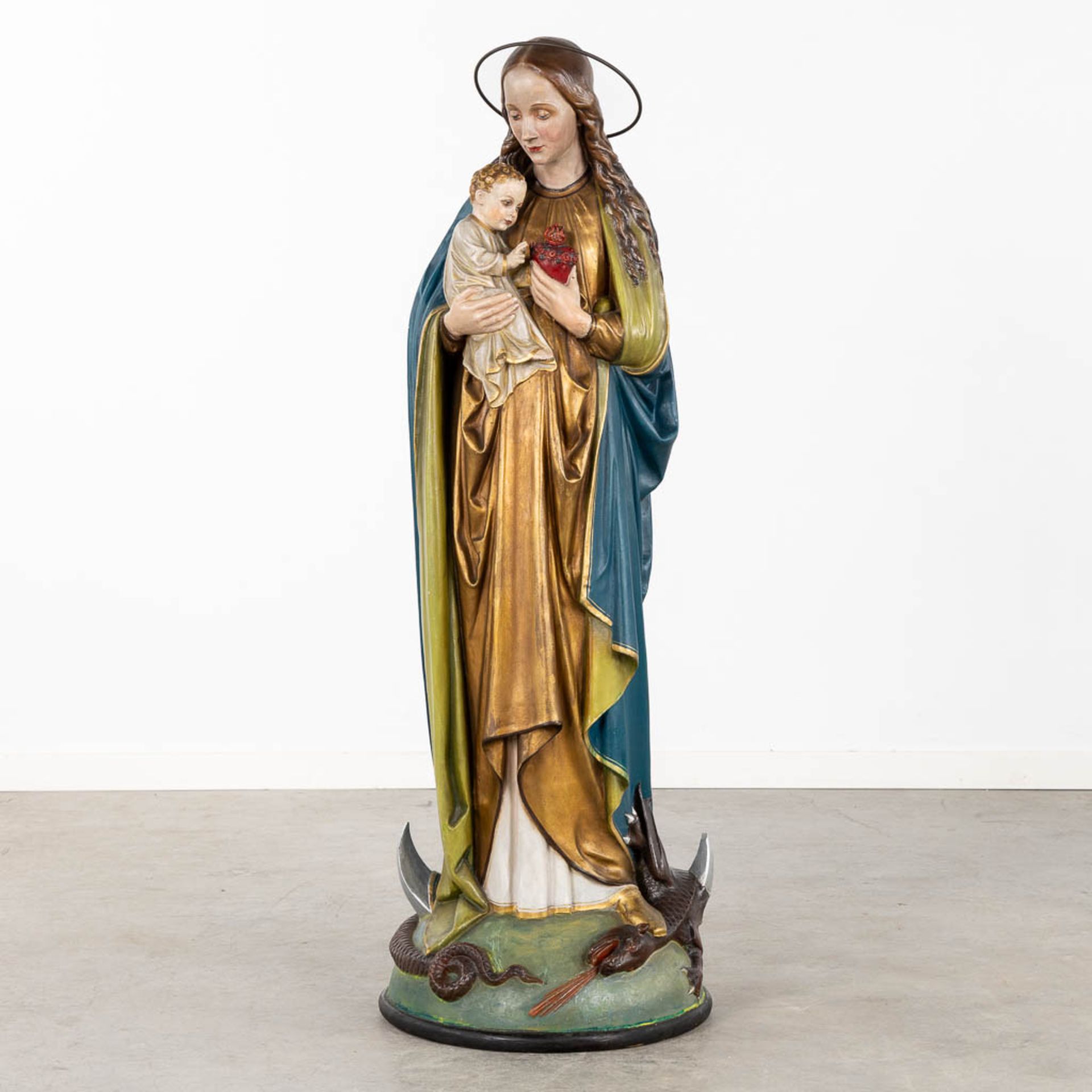 A large figurine 'Madonna standing on the cresent moon' patinated plaster. (H:130 x D:44 cm) - Bild 3 aus 13