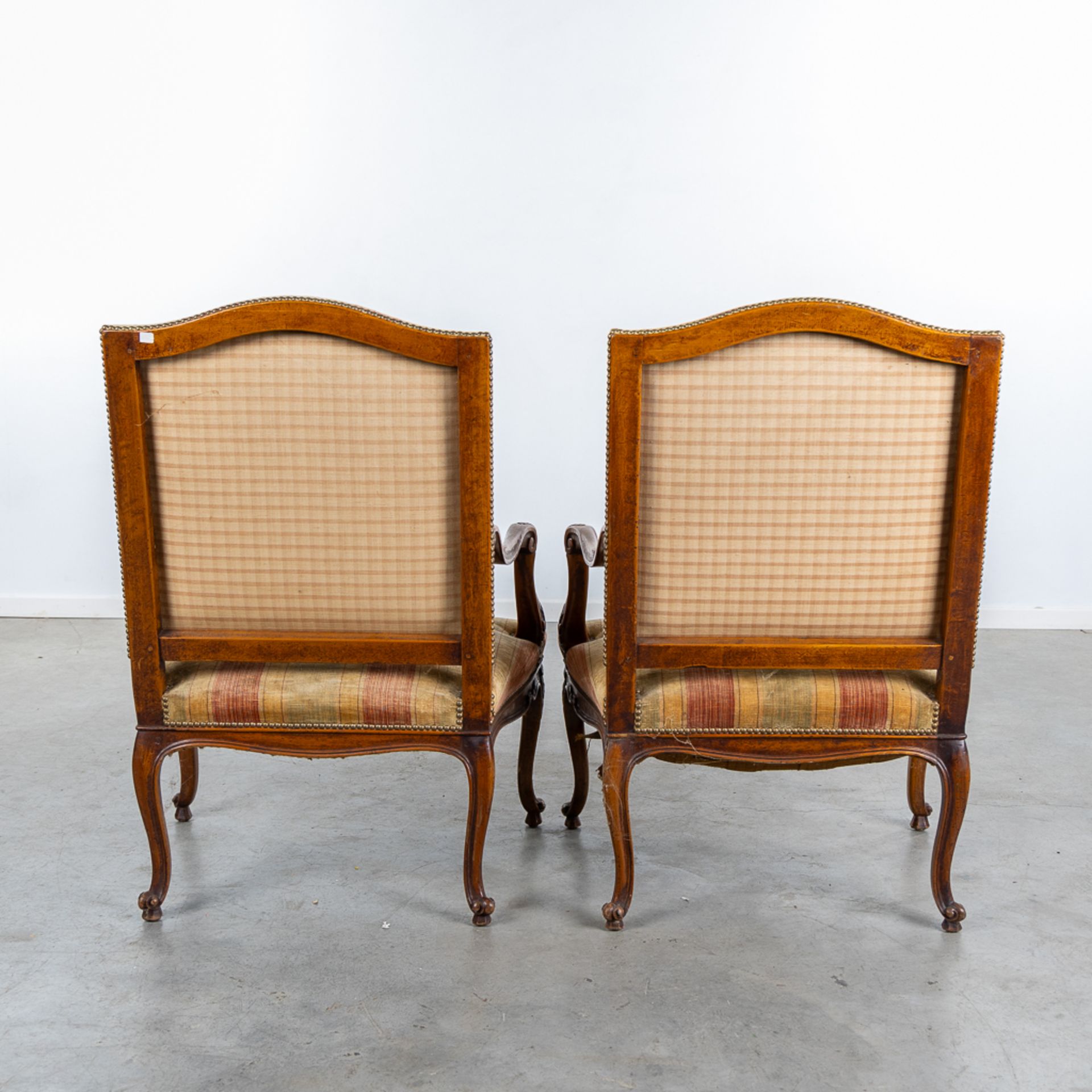 A pair of antique Louis XV style armchairs. (L:73 x W:78 x H:108 cm) - Bild 5 aus 10