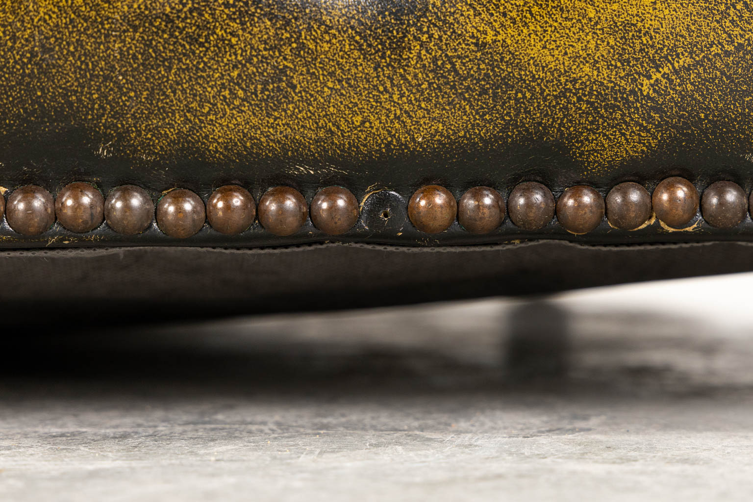 A Chesterfield three-person, green leather sofa. (L:90 x W:188 x H:68 cm) - Image 10 of 13