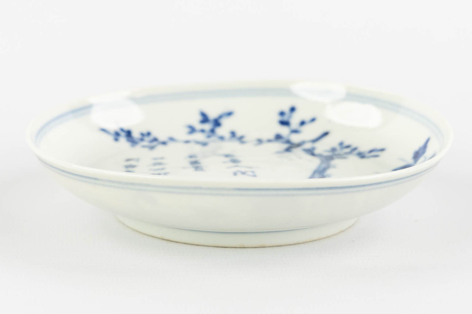 A Chinese plate, blue-white decor of fauna and flora. Kangxi mark. (H:3 x D:13,5 cm) - Bild 7 aus 7