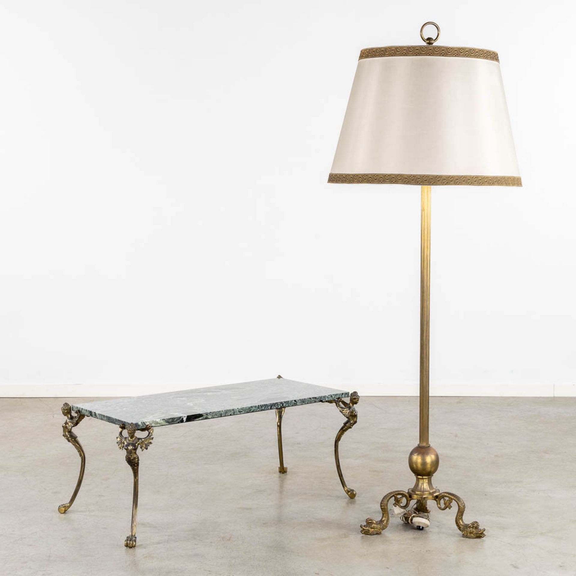 A marble and bronze coffee table, added a floorlamp. Circa 1960. (L:52 x W:101 x H:41 cm)