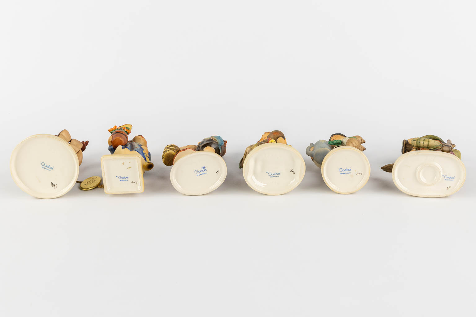 Hummel, 12 figurines, polychrome porcelain. (H:15 cm) - Image 5 of 9