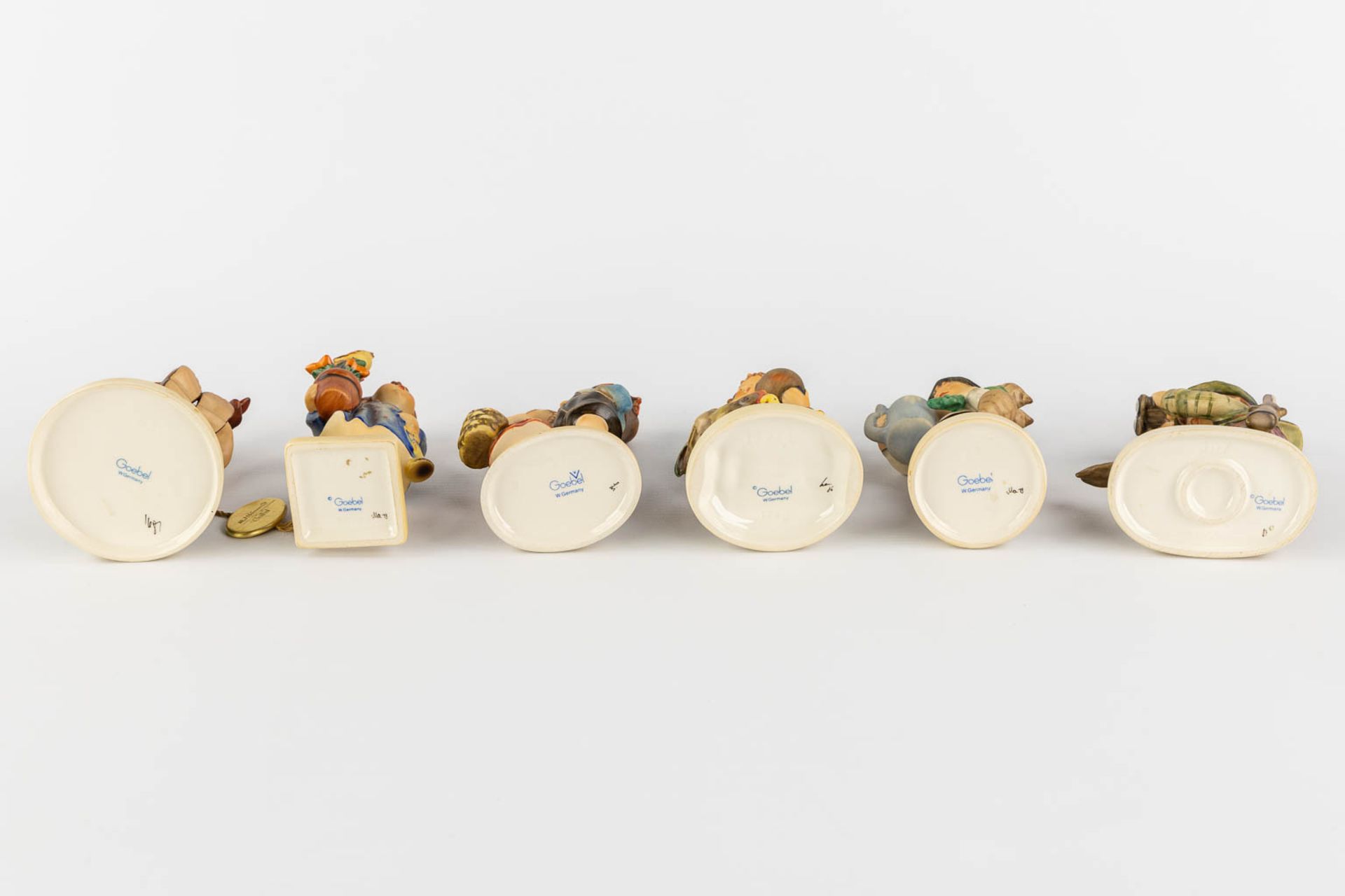 Hummel, 12 figurines, polychrome porcelain. (H:15 cm) - Image 5 of 9