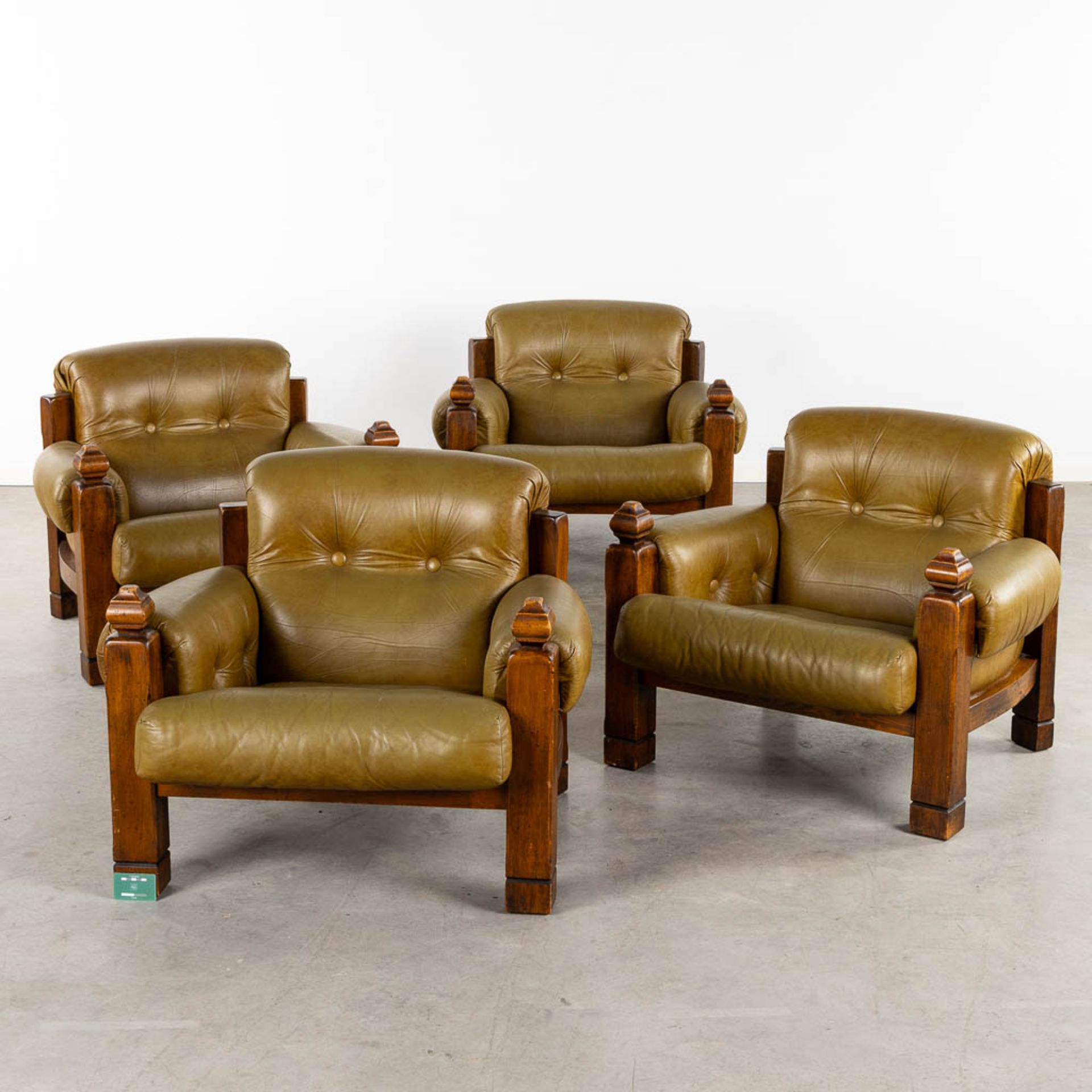 Four identical leather and wood lounge chairs, Circa 1960. (L:94 x W:96 x H:78 cm) - Bild 2 aus 10
