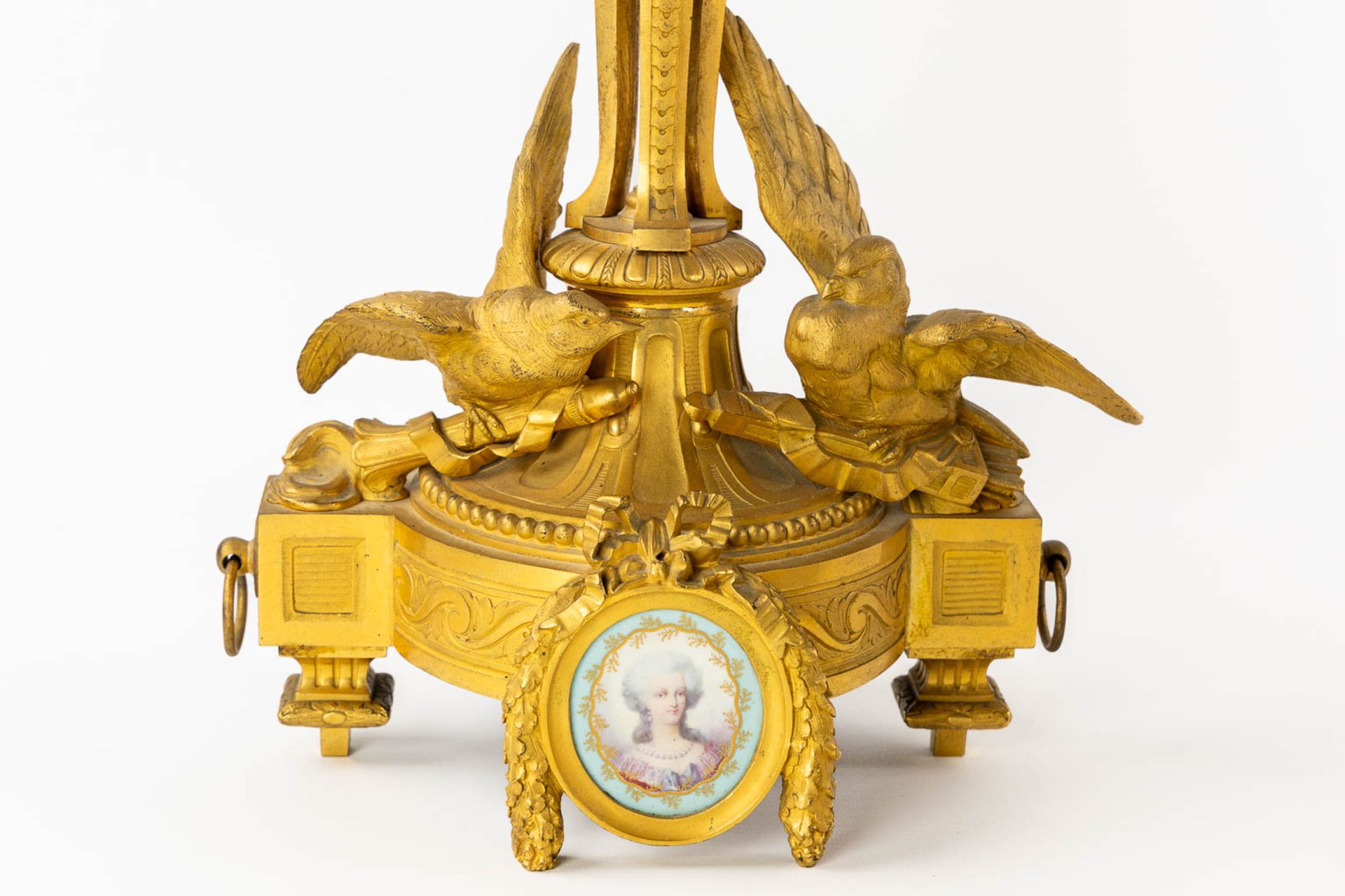 Lerolle Paris, a three-piece mantle garniture clock and candelabra, gilt bronze. France, 19th C. (L: - Bild 13 aus 21