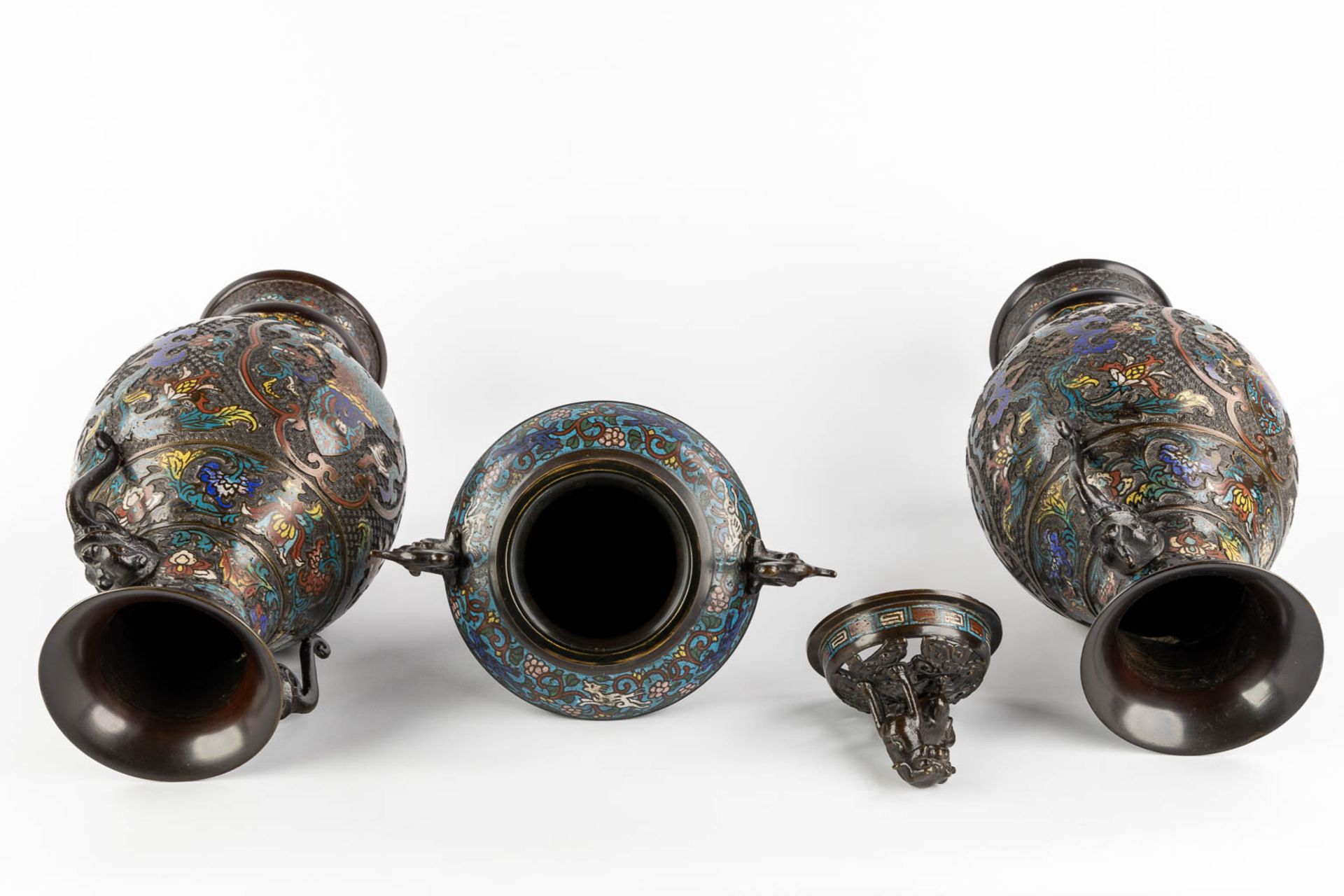 A pair of vases, added an insence burner, bronze with champslevé decor. Circa 1900. (H:45 x D:23 cm) - Image 10 of 15