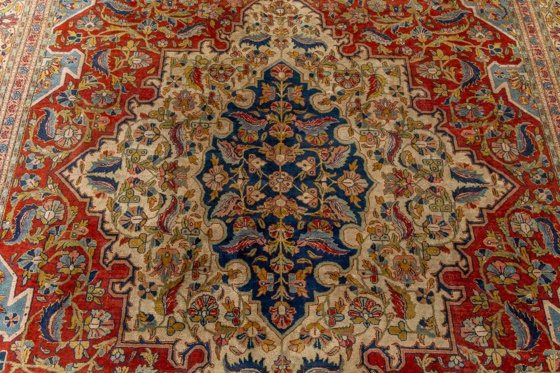An Oriental hand-made carpet, Ghoum. (L:264 x W:353 cm) - Bild 7 aus 9