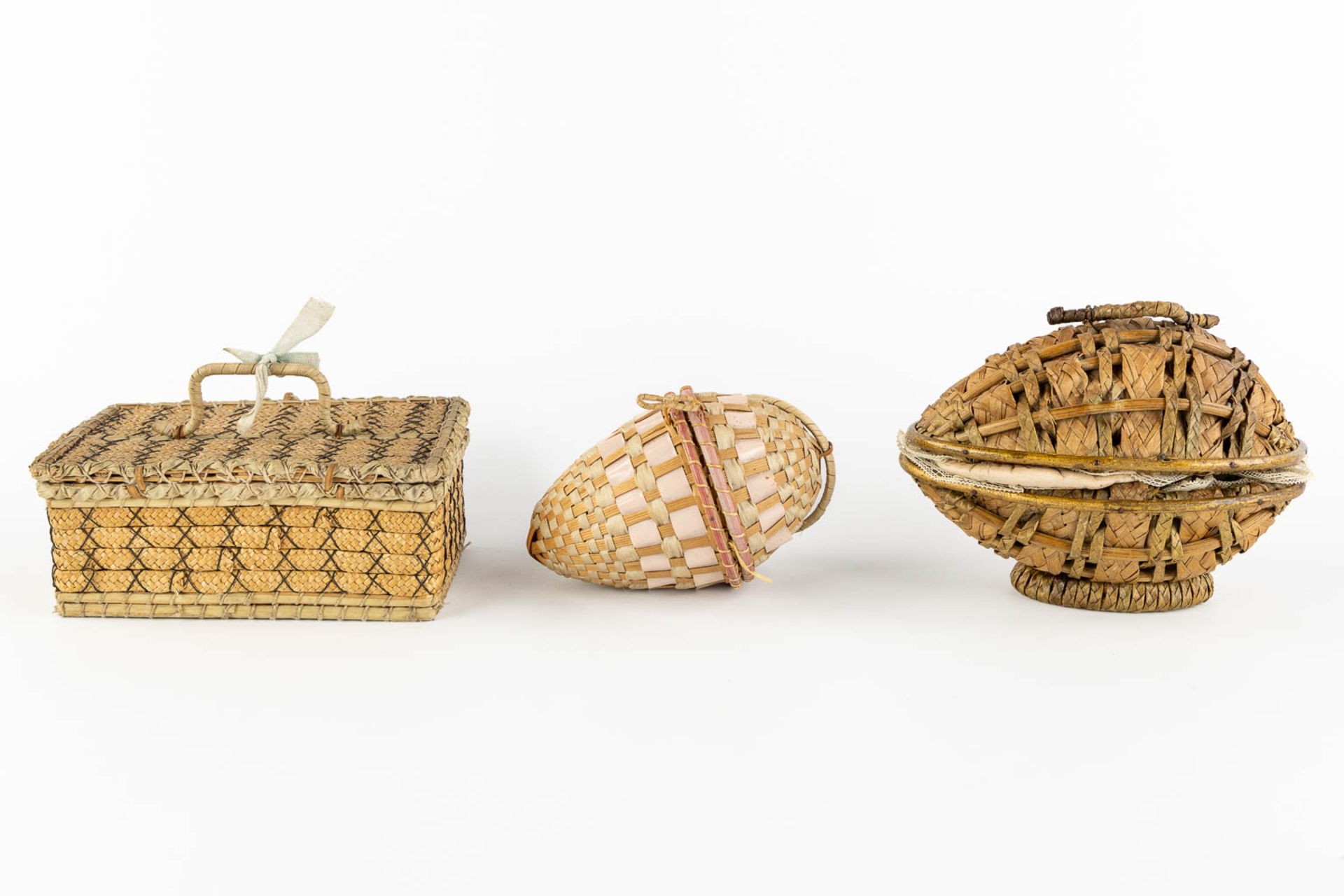 Three antique dolls, stored in a woven basket. (L:11,5 x W:17 x H:7 cm) - Image 5 of 13