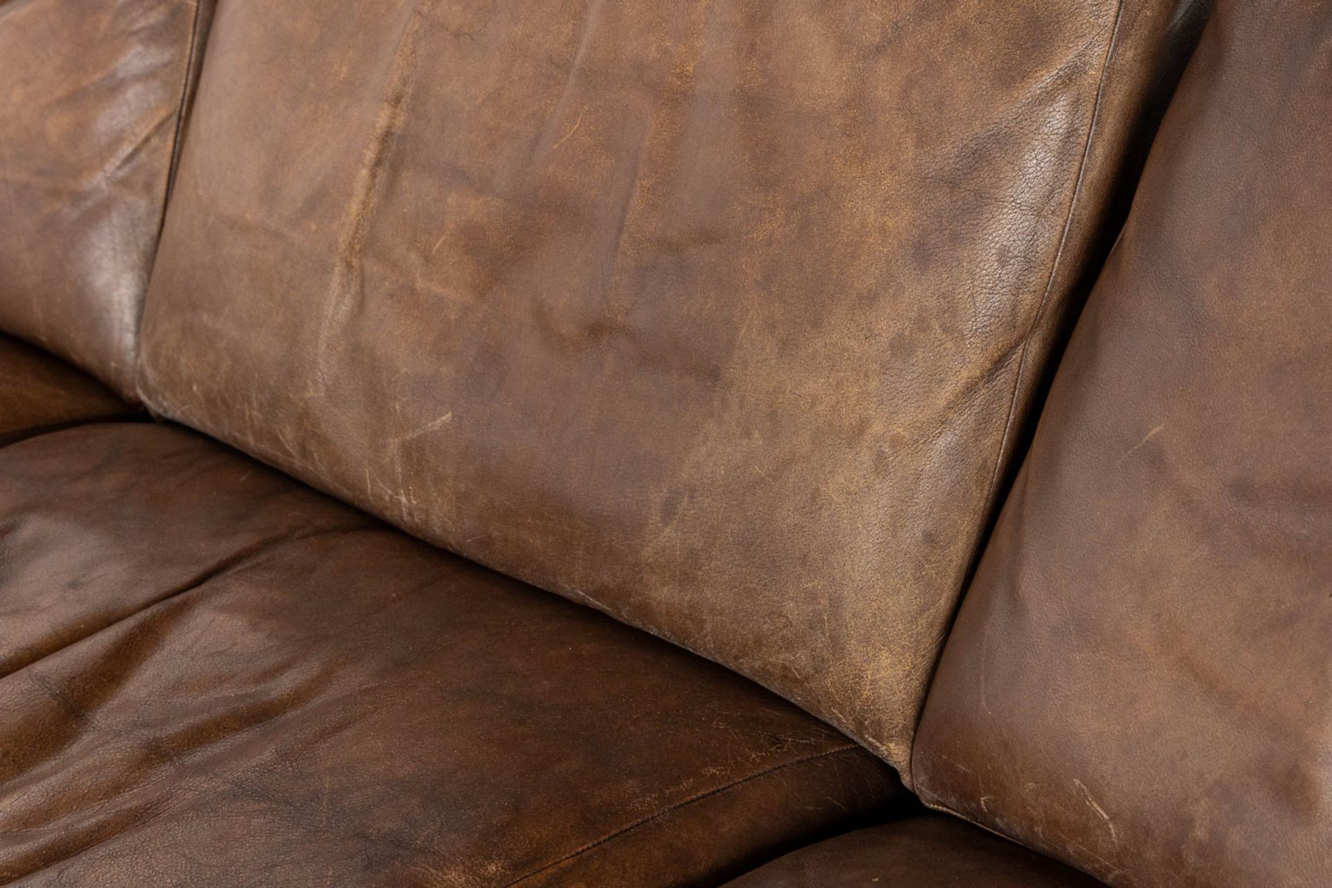 A vintage, three-person leather sofa. Circa 1970. (L:90 x W:225 x H:78 cm) - Bild 10 aus 12