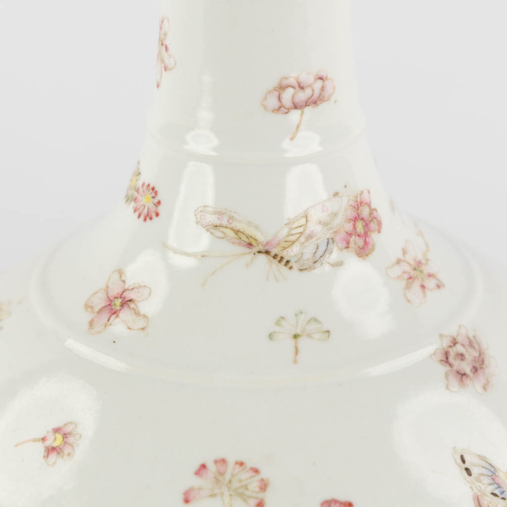 An unusual Chinese Famille Rose vase, decorated with butterflies, Yonghzeng mark, 19th C. (H:31 x D: - Image 9 of 11