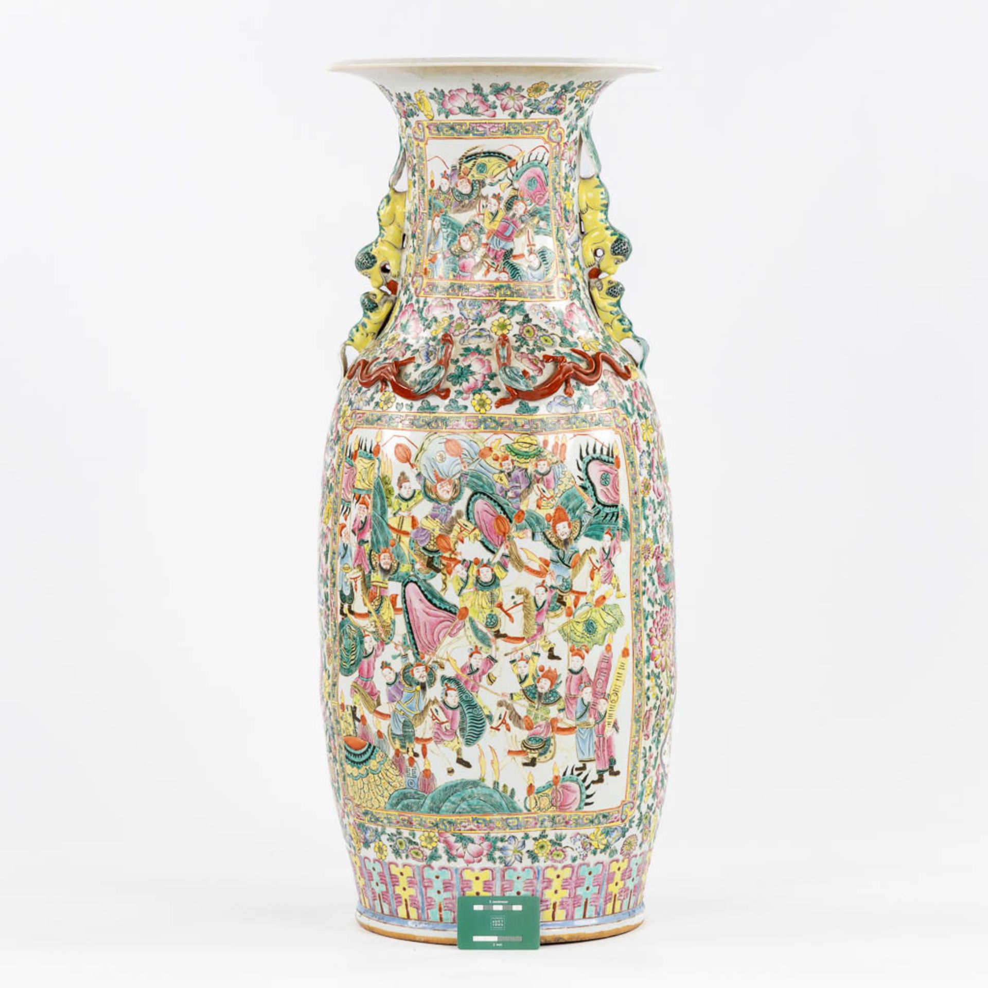 A very large Chinese Famille Rose vase, decorated with figurines (crack). (H:91 x D:38 cm) - Bild 2 aus 11