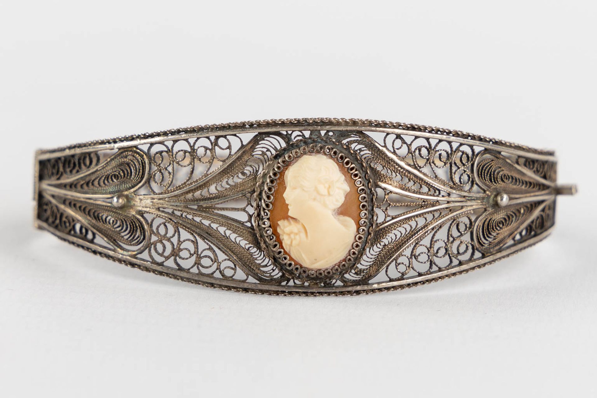 A collection of silver brooches, pendants and bracelets, Filigrane silver. 90g. (H:7 cm) - Image 8 of 8