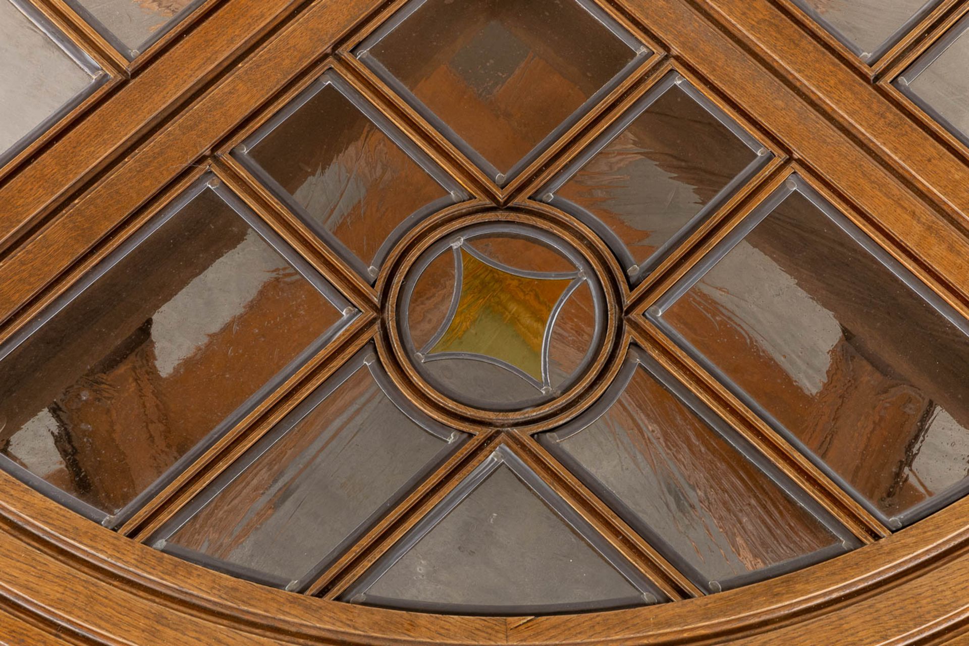 An exceptional Gothic Revival round table, inlaid with stained glass. Circa 1900. (H:78 x D:180 cm) - Image 7 of 11