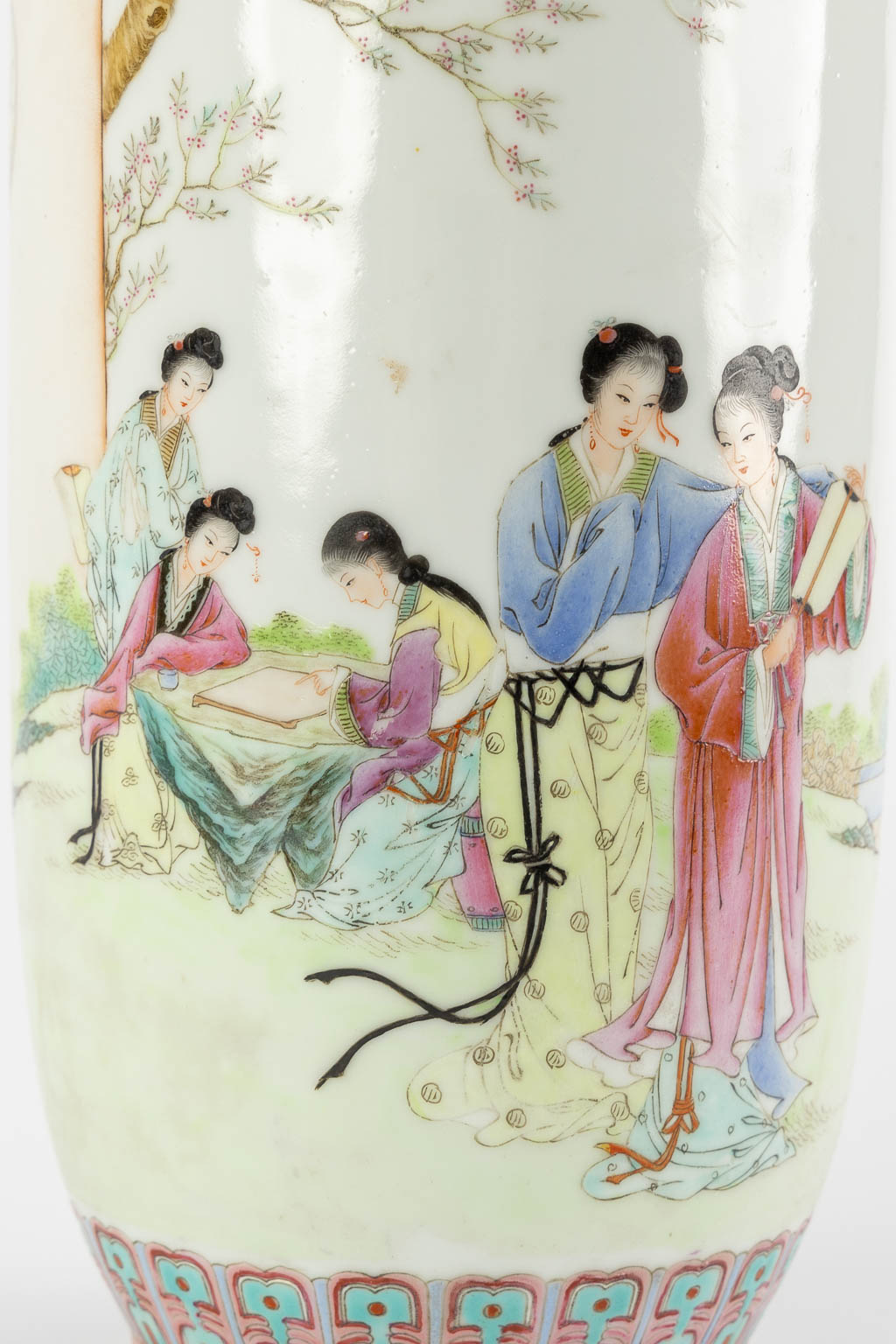 A Chinese vase with fine decor of ladies, 20th C. (H:35 x D:14 cm) - Image 10 of 11
