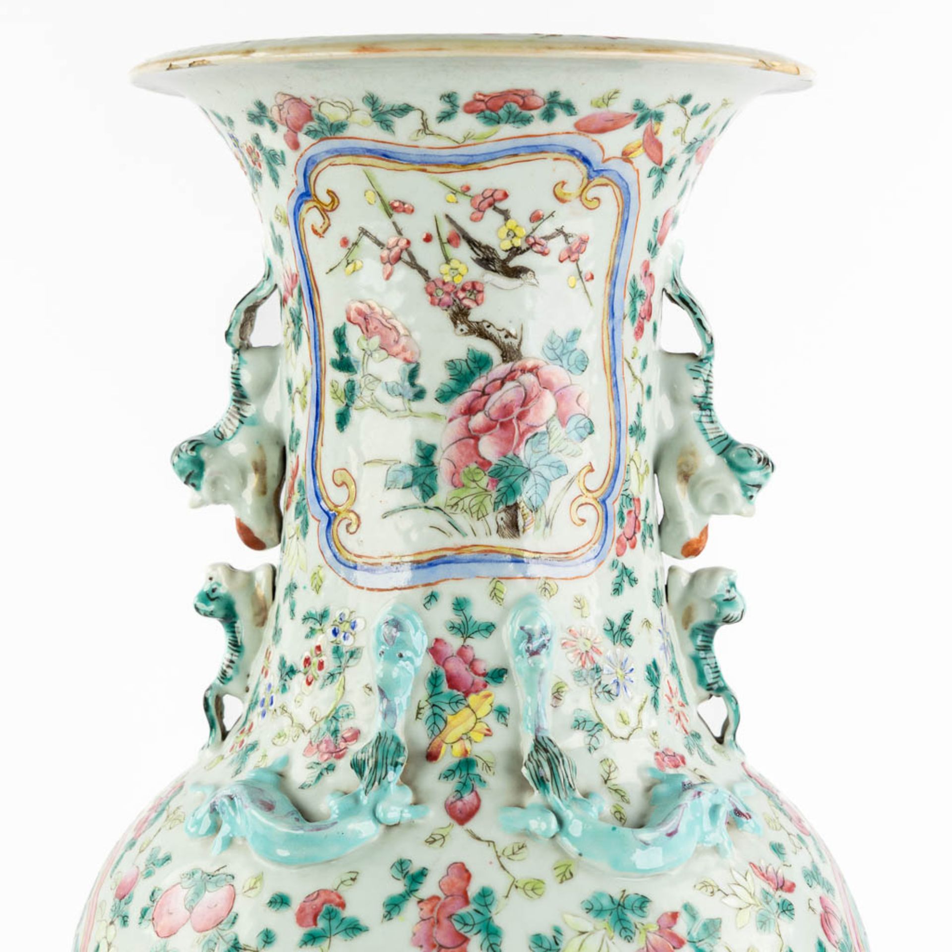 A Chinese Famille Rose vase decorated with fauna and flora. (H:60 x D:24 cm) - Bild 11 aus 15