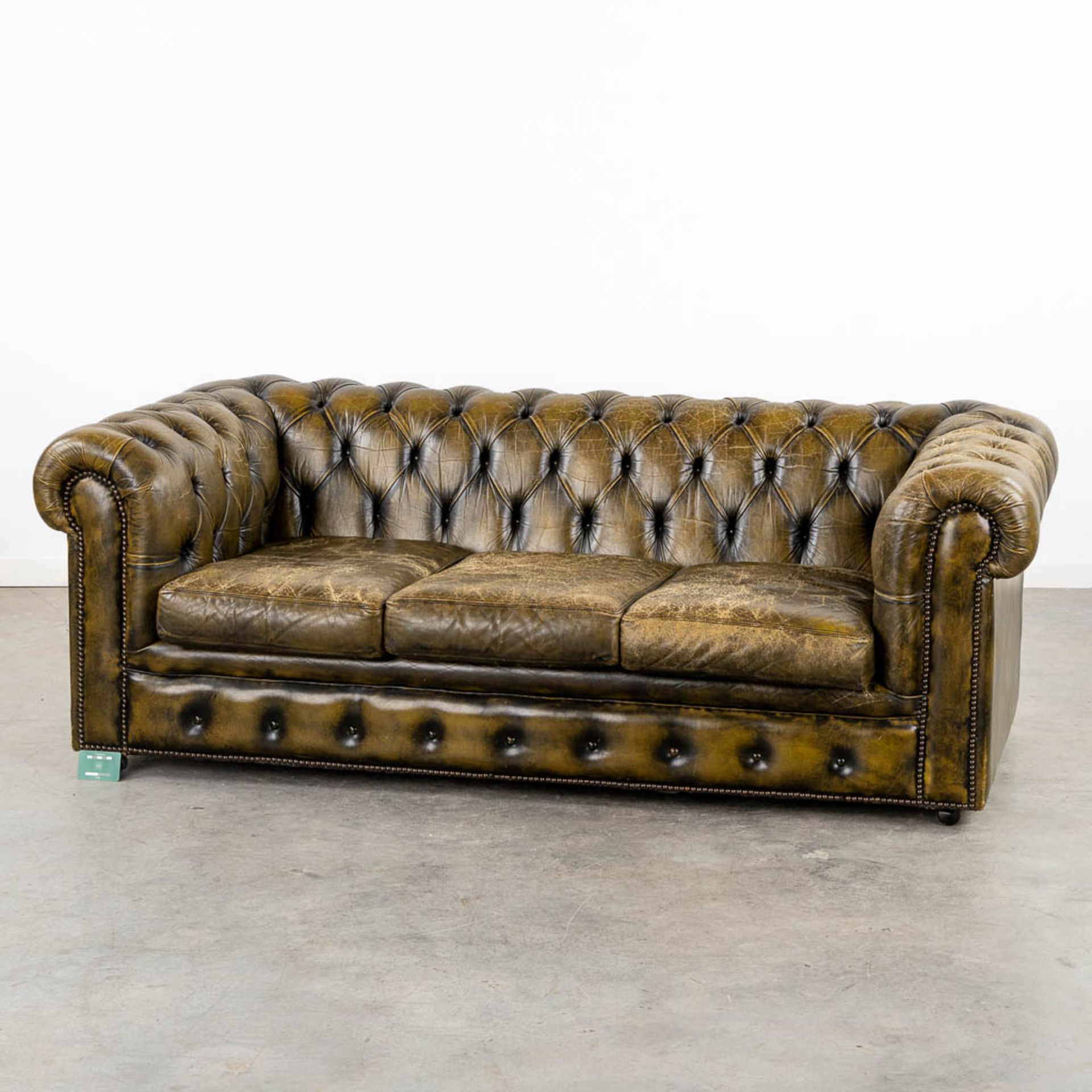 A Chesterfield three-person, green leather sofa. (L:90 x W:188 x H:68 cm) - Bild 2 aus 13