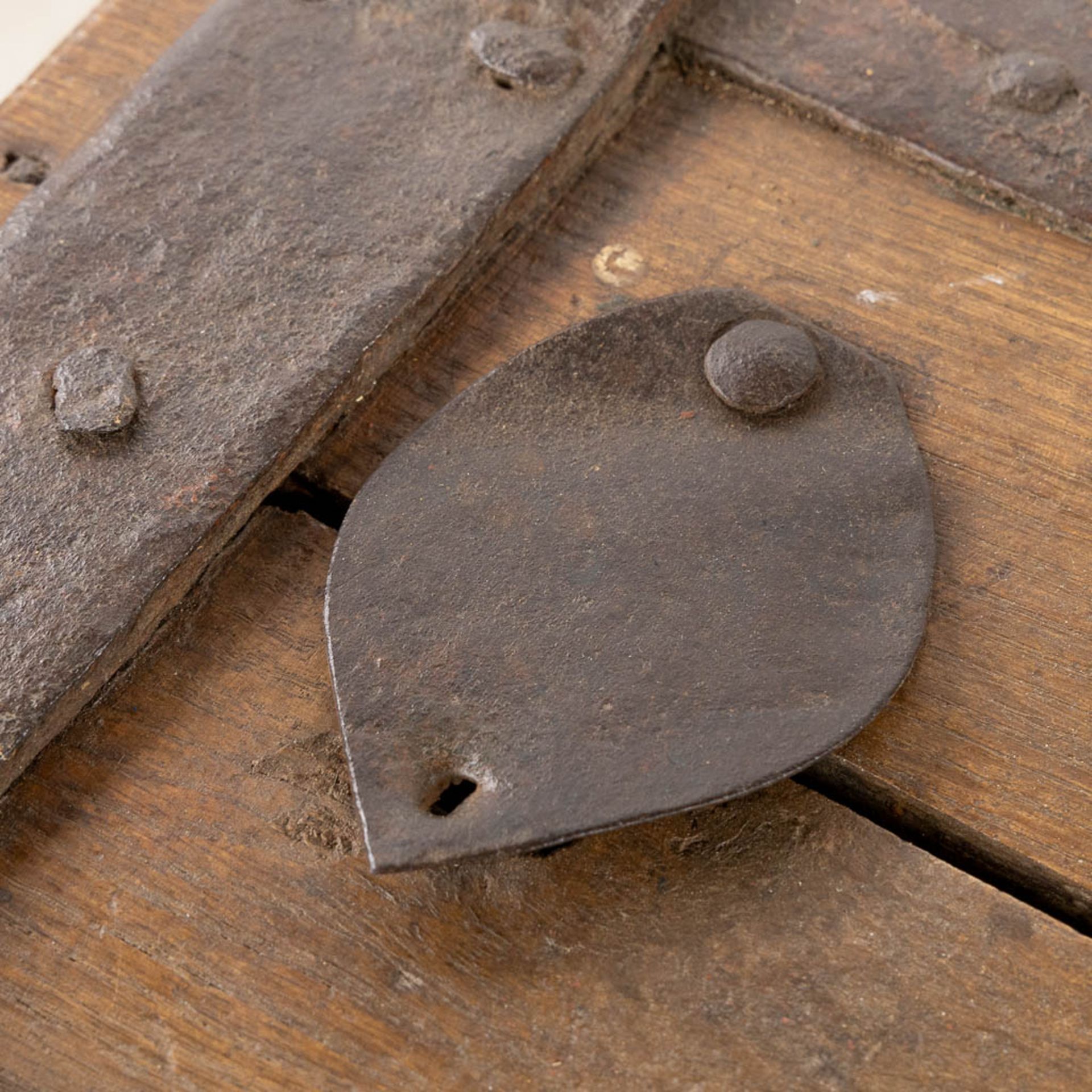 An antique 'Money Box' with metal hardware. 16th/17th C. (L:47 x W:126 x H:59 cm) - Bild 9 aus 13