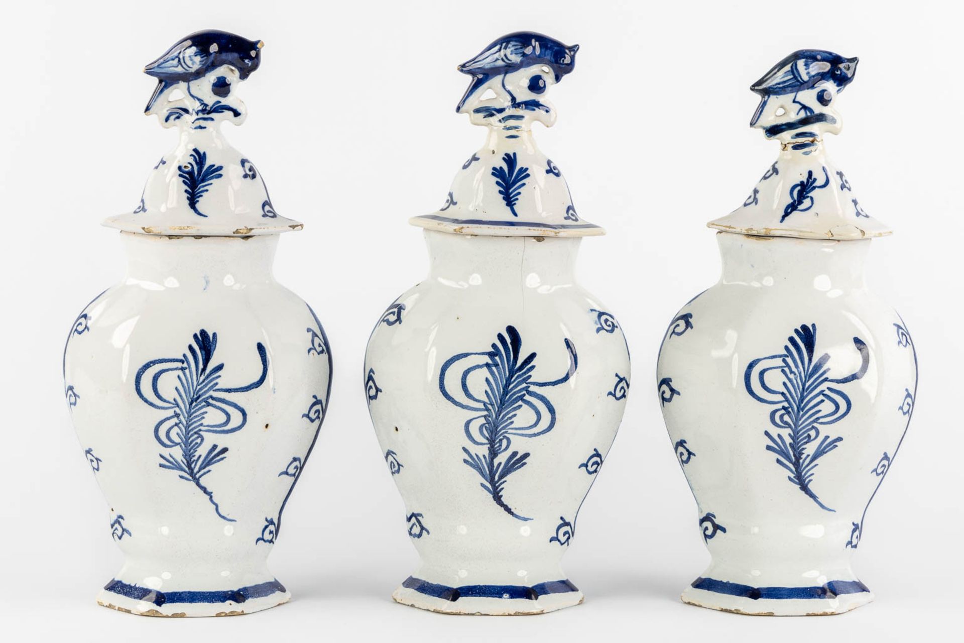 Delft, 'De Drie Klokken' A 5-piece 'Kaststel', added a 'De Porceleyne Klaauw' Peacock plate. 18th. ( - Image 9 of 26