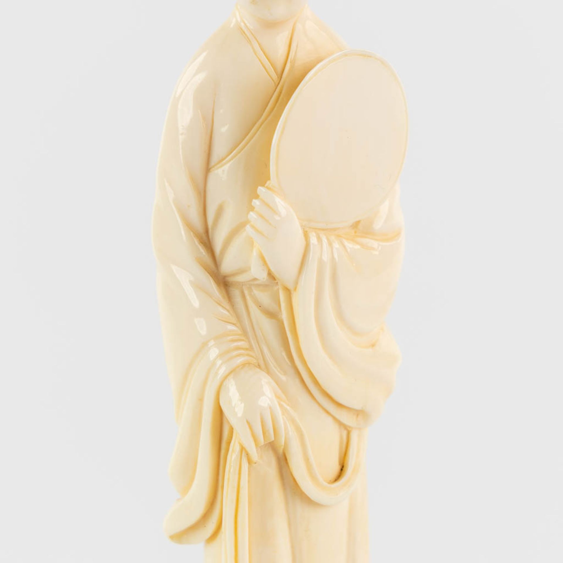 Figurine of a Beauty with mirror, sculptured ivory, China. (L:2,5 x W:4 x H:18 cm) - Image 9 of 9