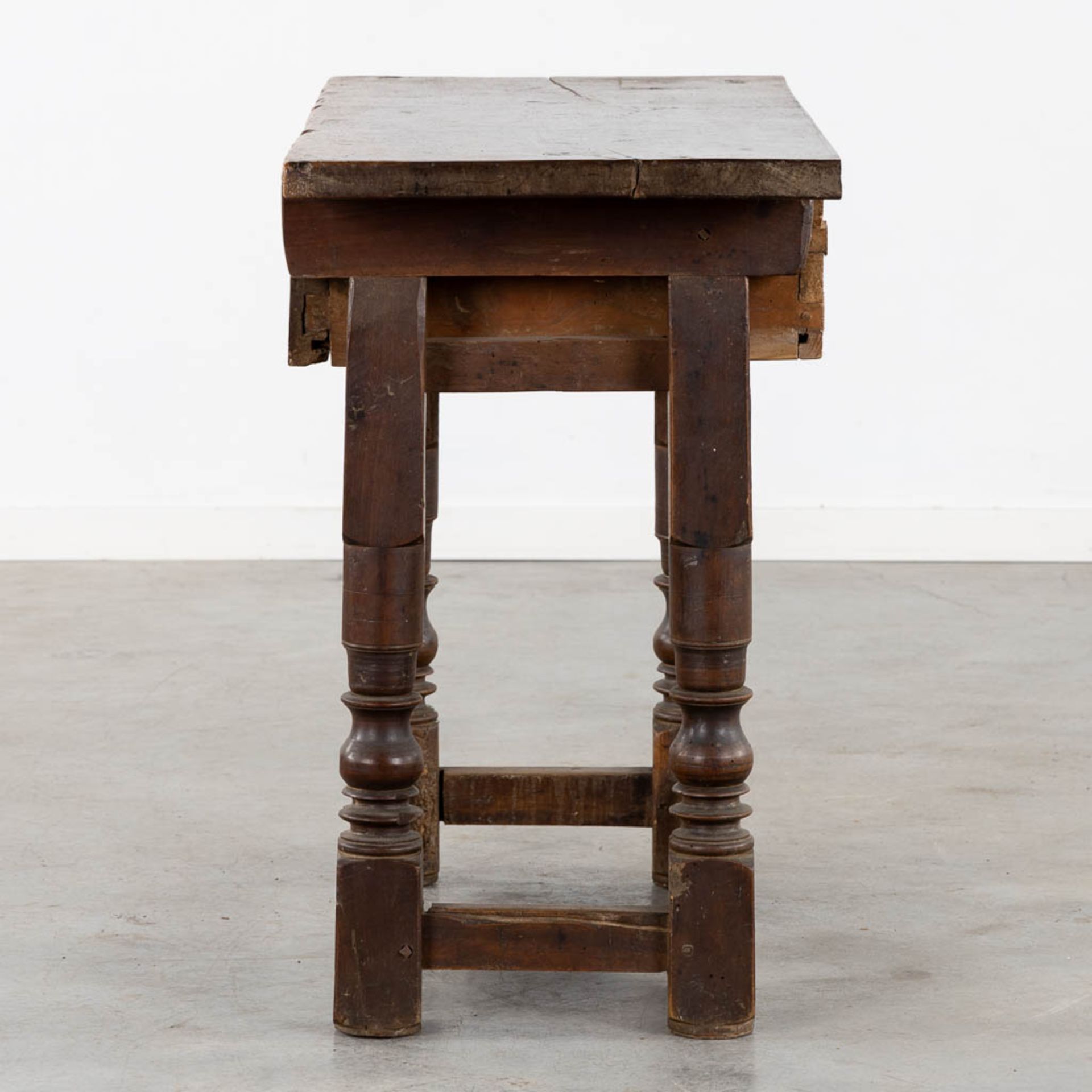An antique side table, sculptured wood. (L:46 x W:97 x H:76 cm) - Bild 5 aus 14