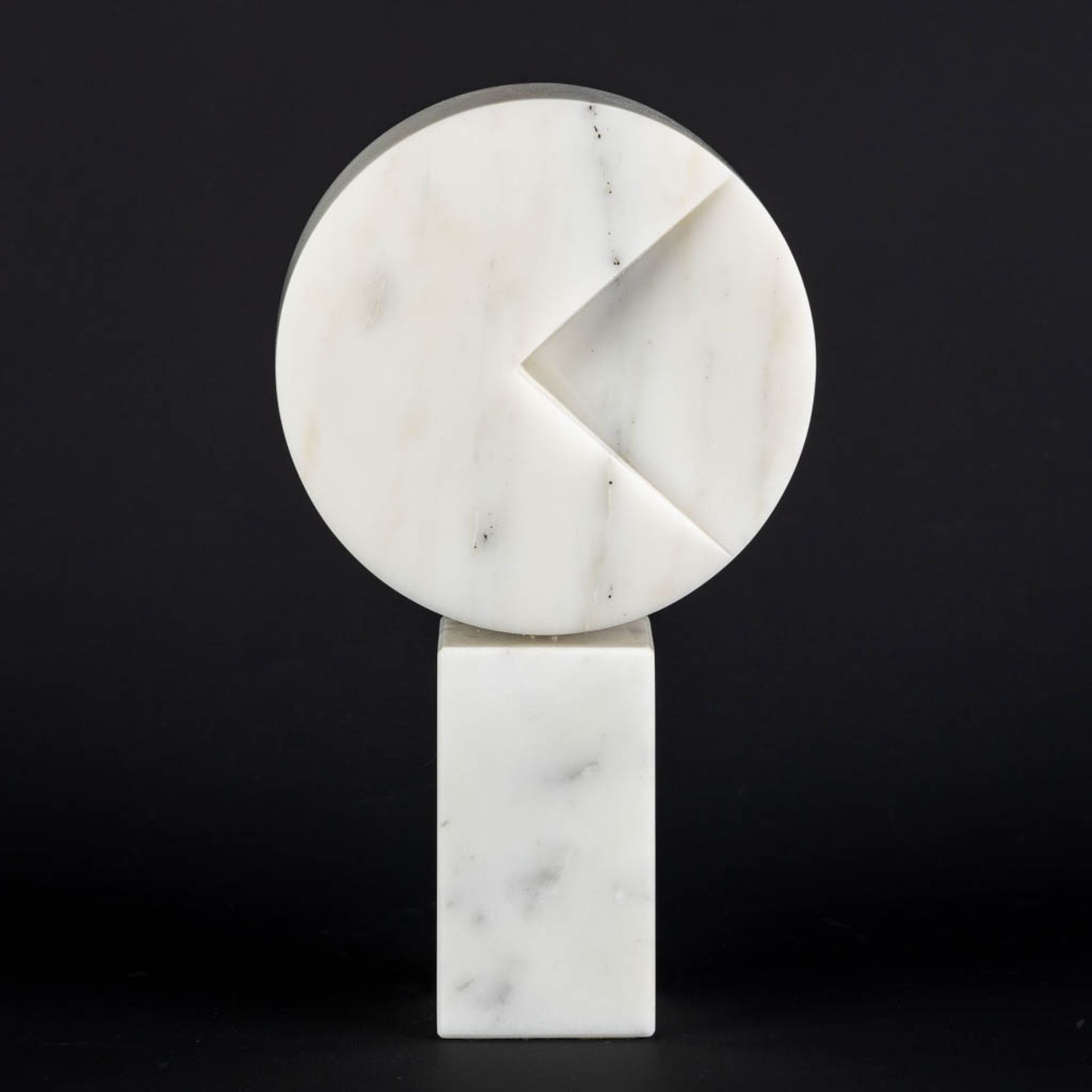 Hilde VAN SUMERE (1932-2013) 'Knipoog' Carrara marble. (L:7,5 x W:16 x H:28,5 cm) - Image 3 of 11