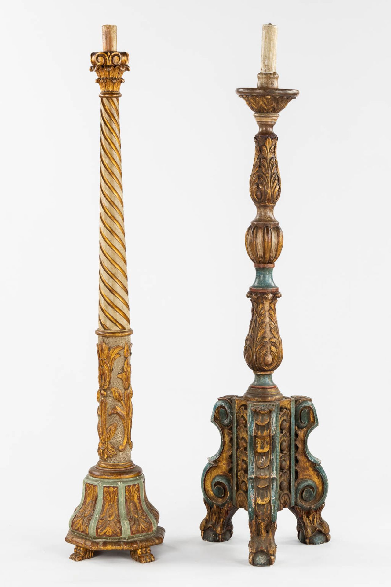 A pair of standing lamps, sculptured and patinated wood. Circa 1900. (H:144 cm) - Bild 5 aus 10