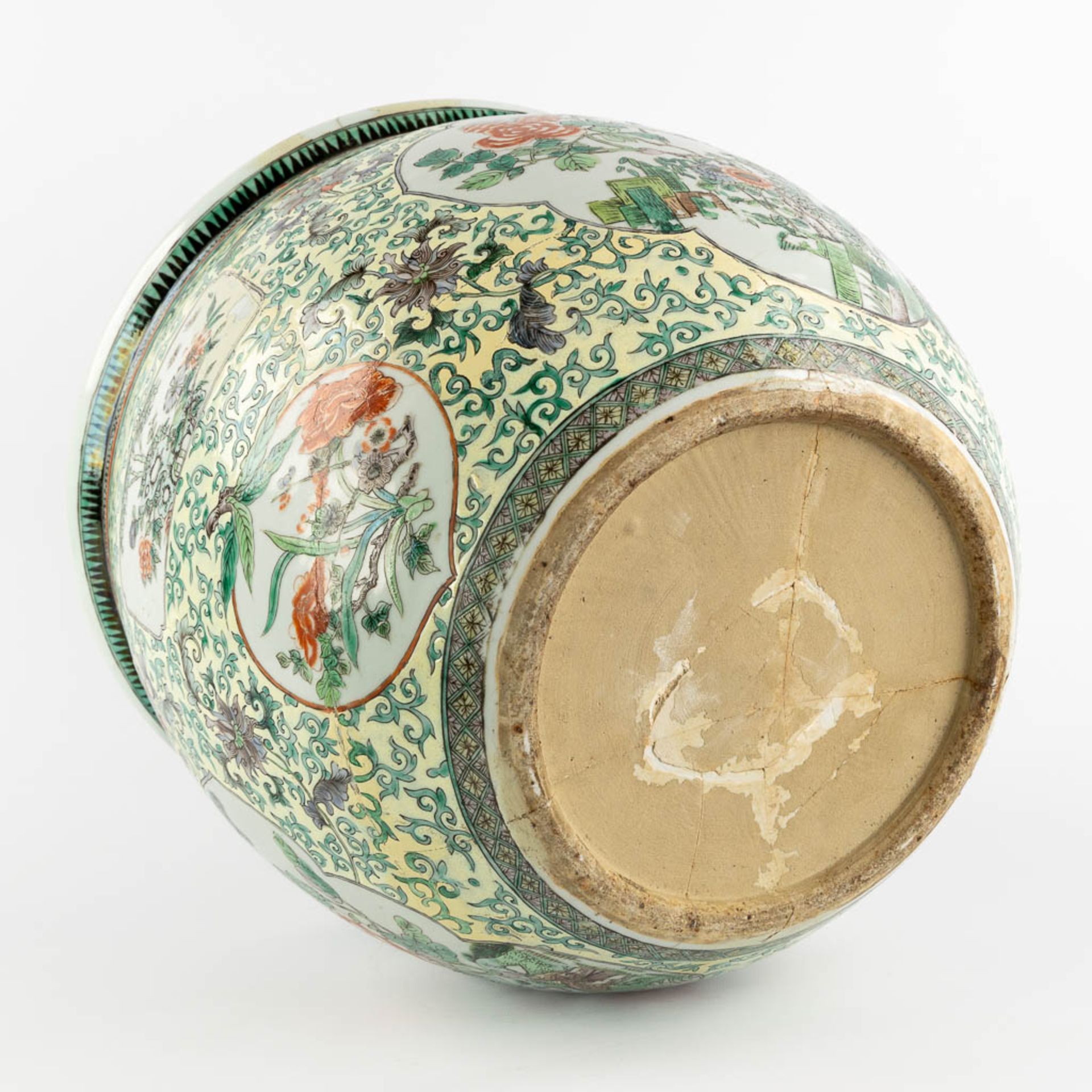 A Large Chinese Cache-Pot, Famille Verte decorated with fauna and flora. 19th C. (H:35 x D:40 cm) - Image 14 of 14